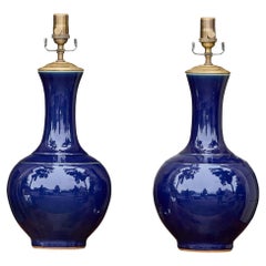Coppia di lampade asiatiche a forma di bottiglia in porcellana smaltata blu su basi in lucite