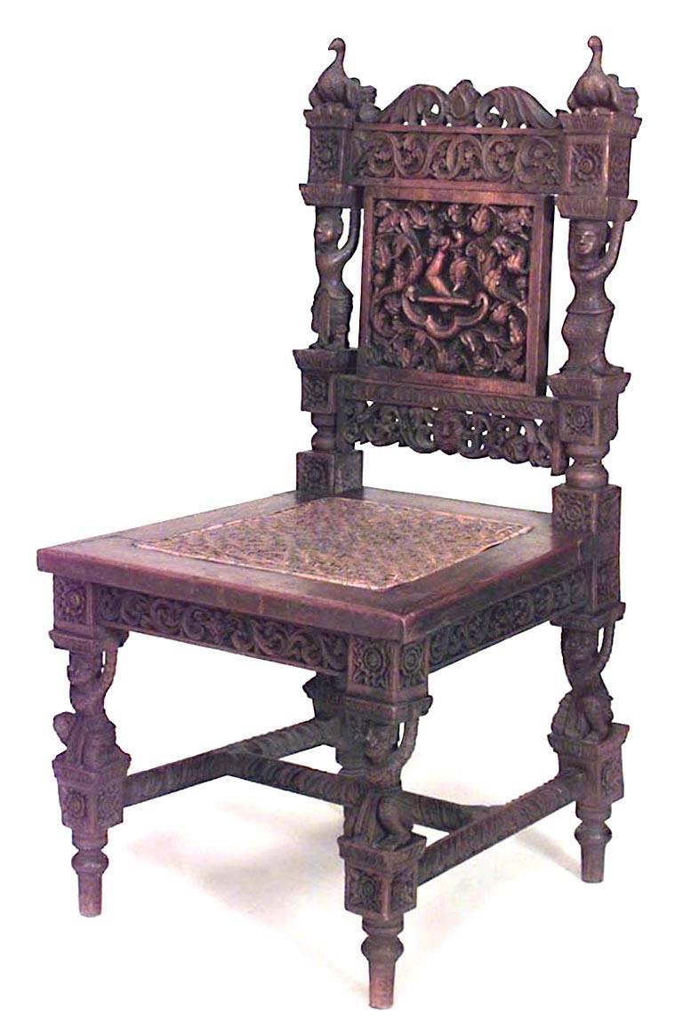 Coppia di sedie laterali in teak intagliato in stile asiatico birmano (XIX secolo) con figure su schienale e gambe e seduta intrecciata.

