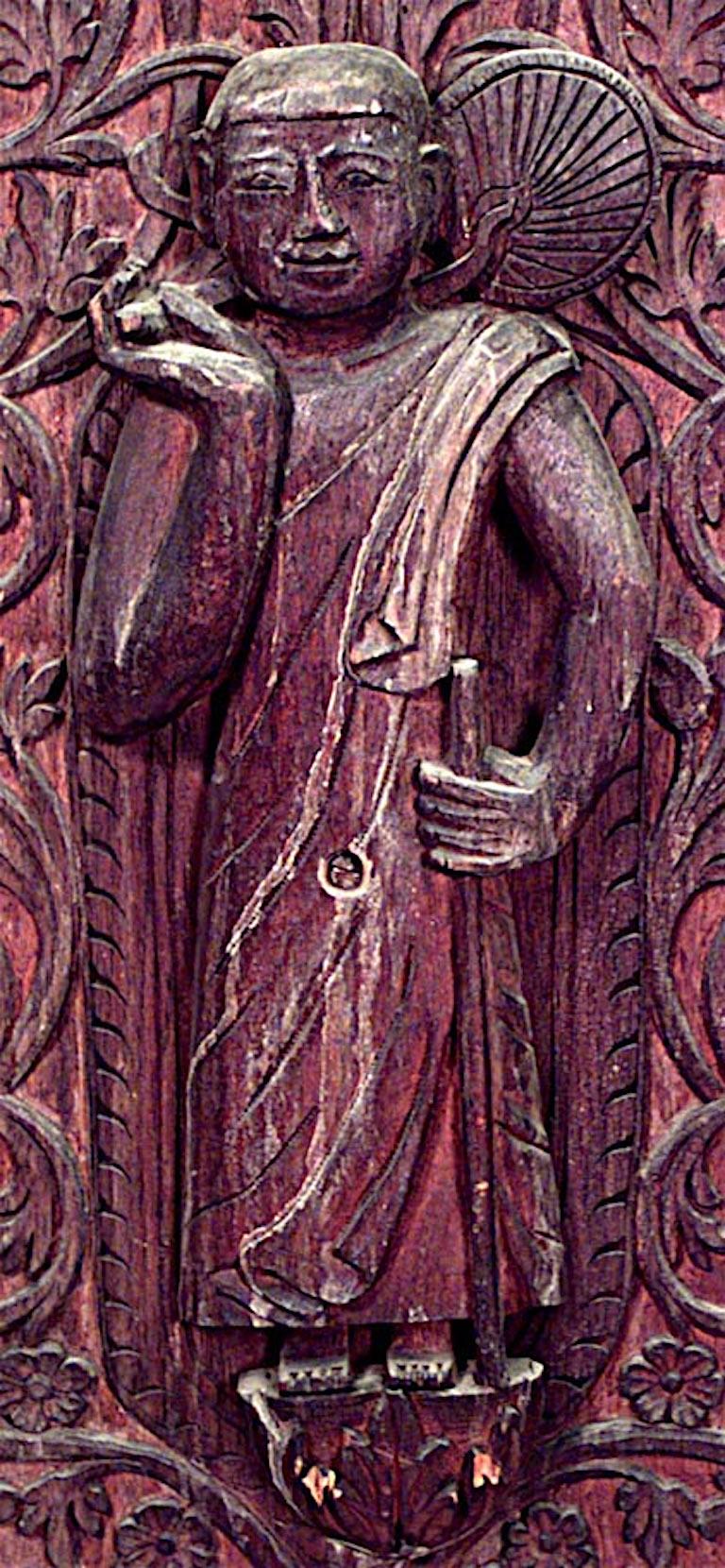 XIXe siècle Paire de panneaux de porte birmans en noyer sculpté en vente