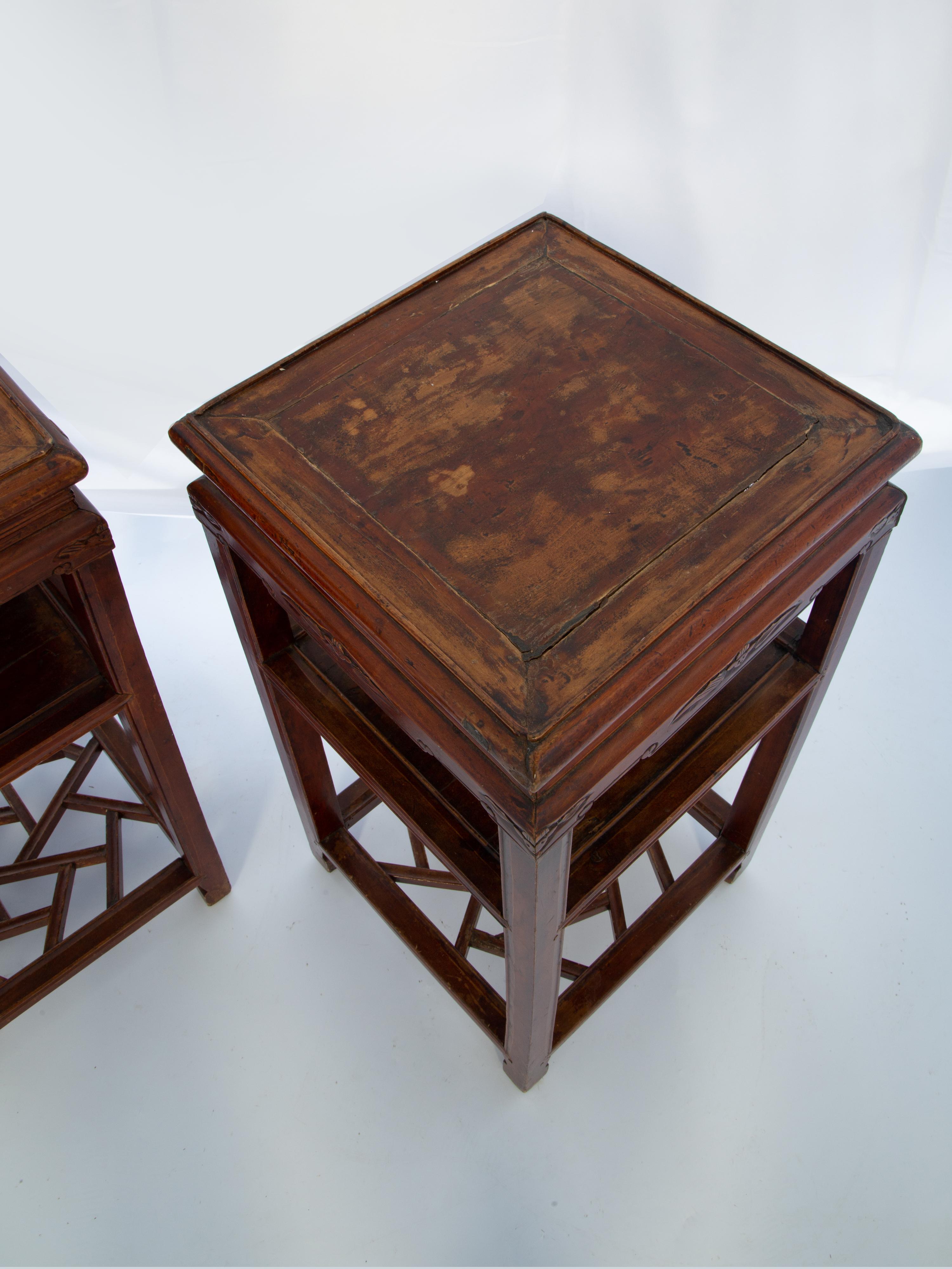 Asiatische geschnitzte Holztische mit chinesischem Chippendale-Streifenbesatz und Stretcher, Paar im Zustand „Relativ gut“ im Angebot in West Palm Beach, FL