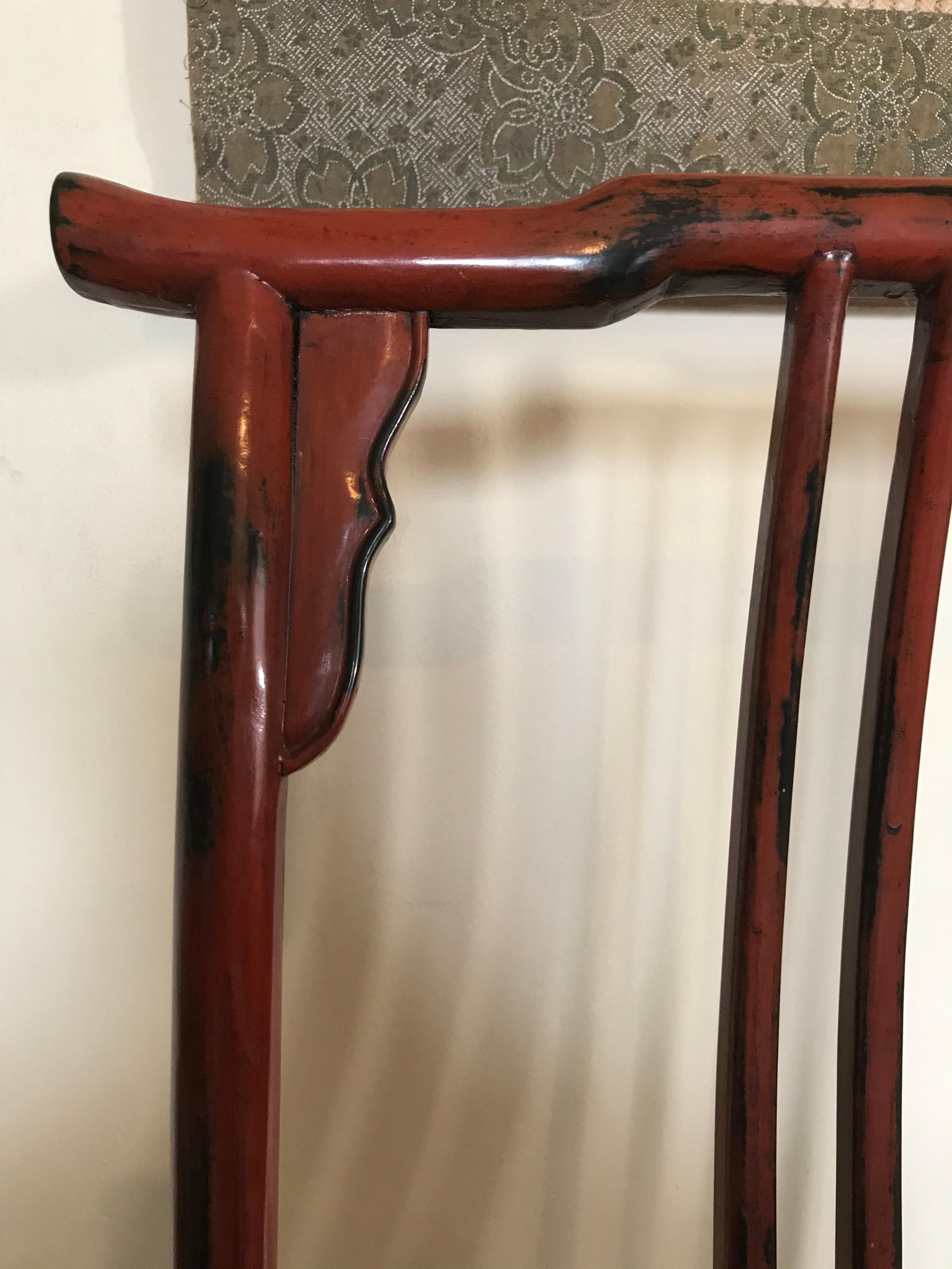 Paire de chaises asiatiques en bois laqué rouge 20ème siècle en vente 3