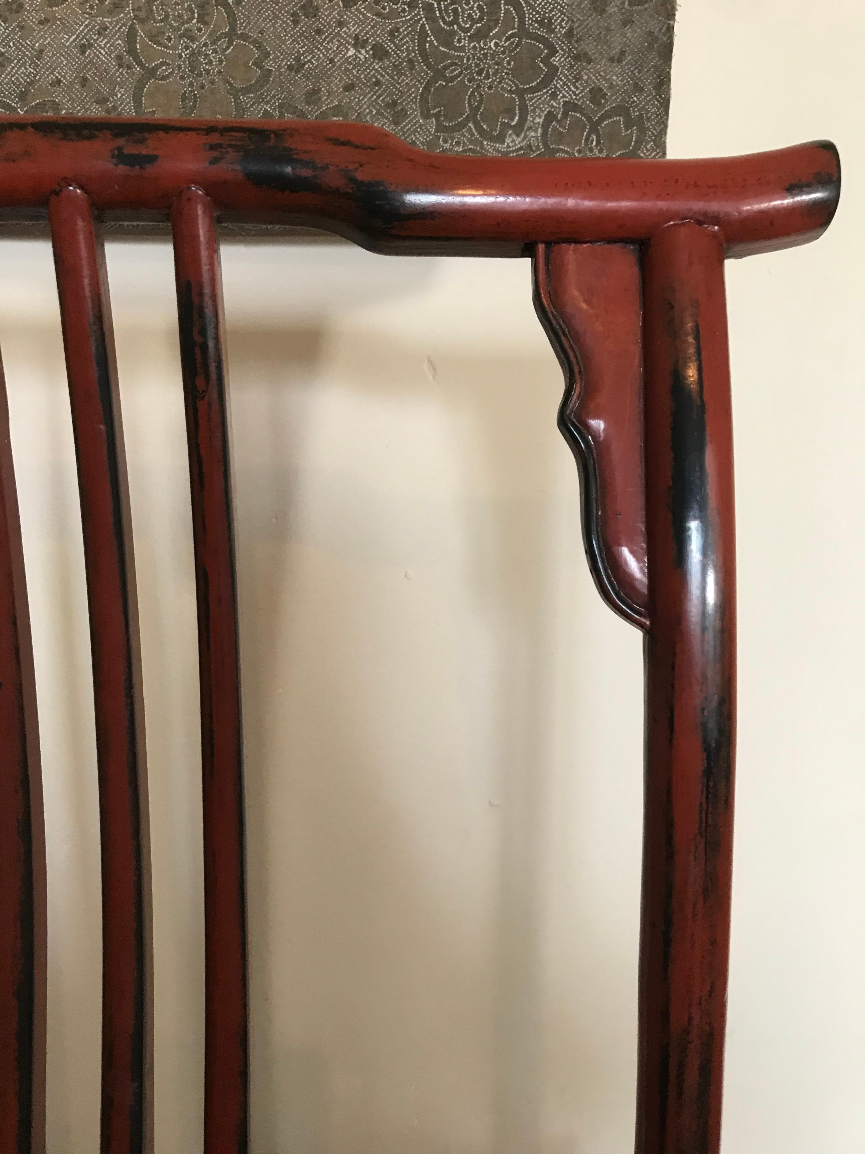 Paire de chaises asiatiques en bois laqué rouge 20ème siècle en vente 4