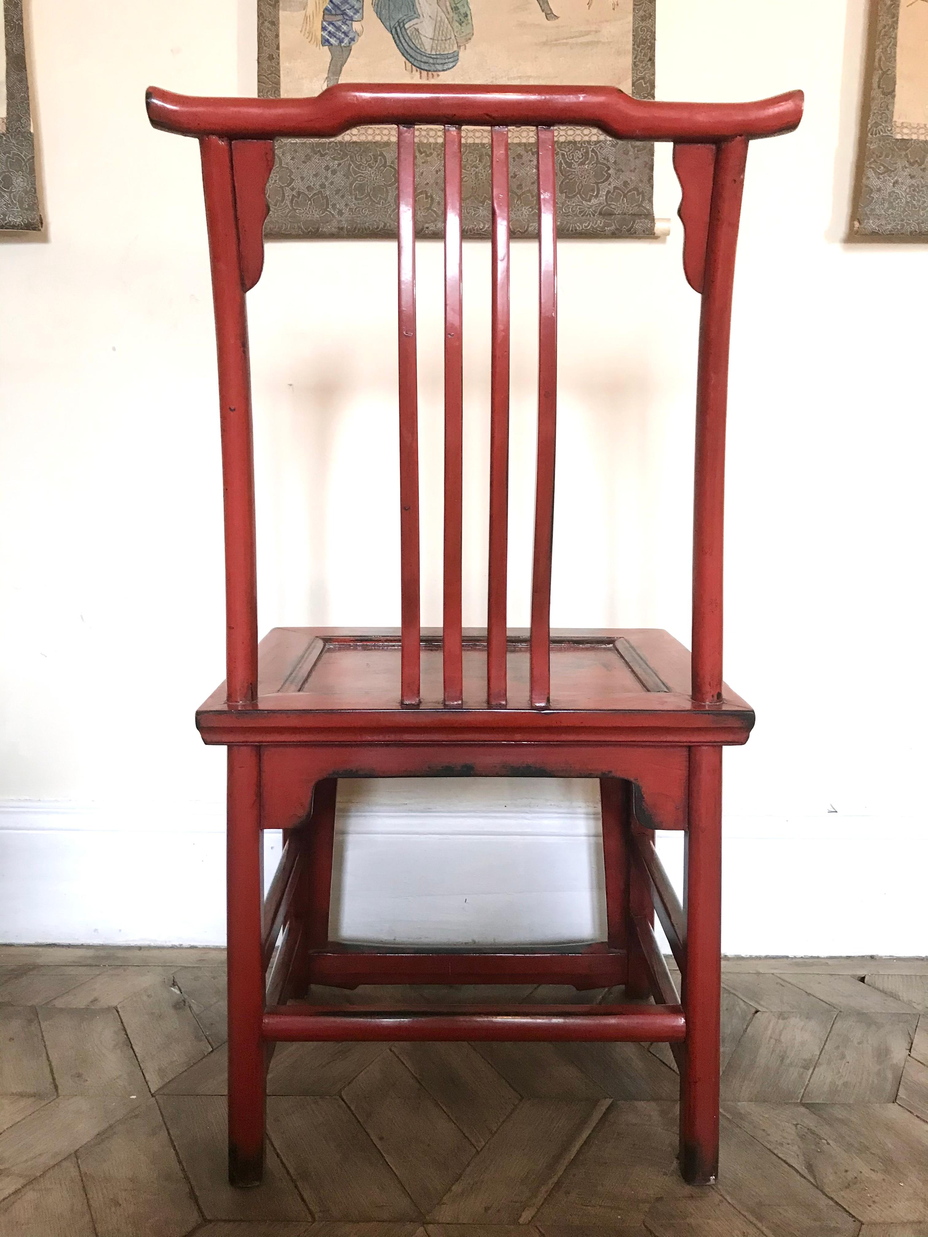 Paire de chaises asiatiques en bois laqué rouge 20ème siècle en vente 7