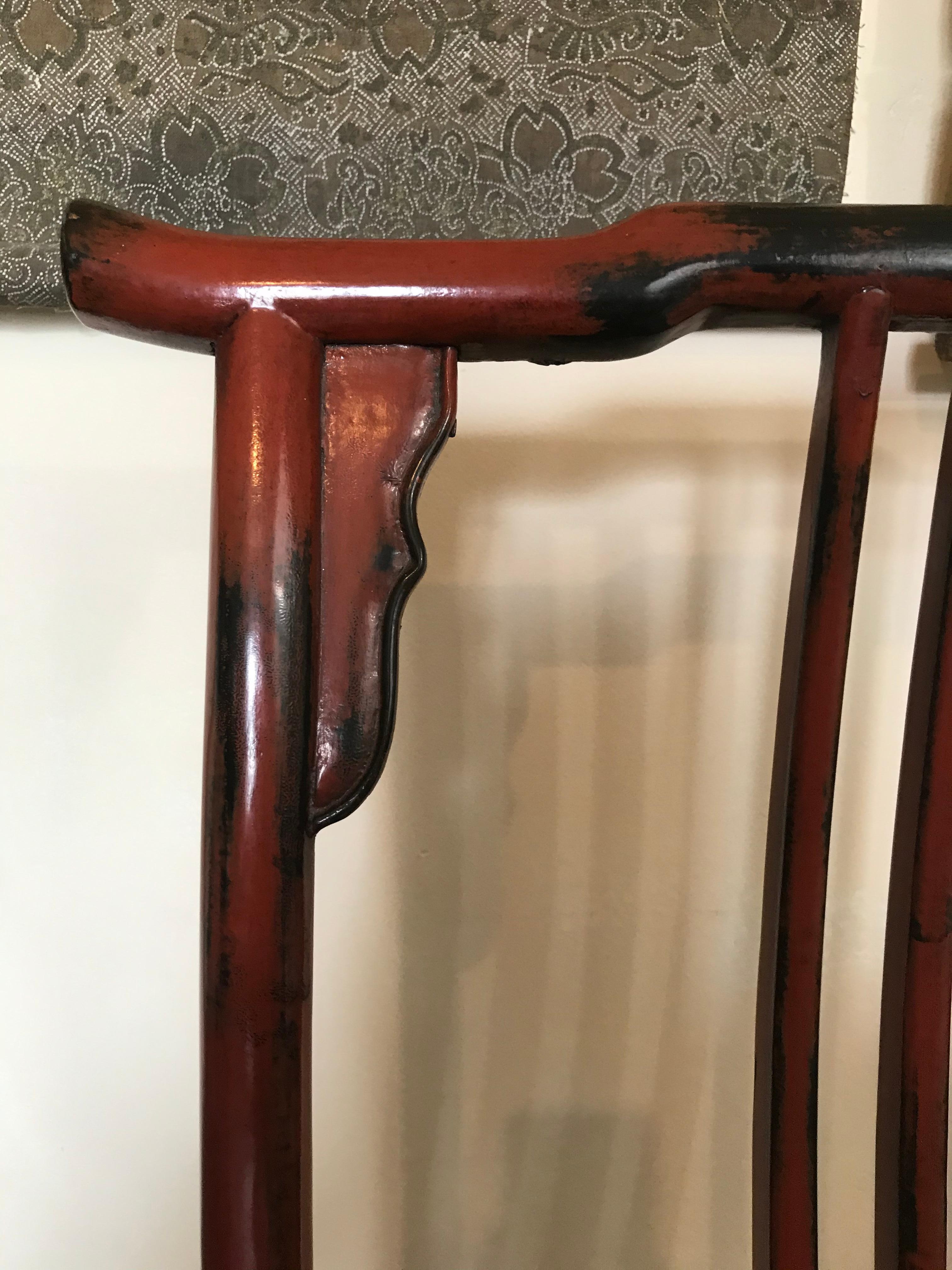 Paire de chaises asiatiques en bois laqué rouge 20ème siècle en vente 8