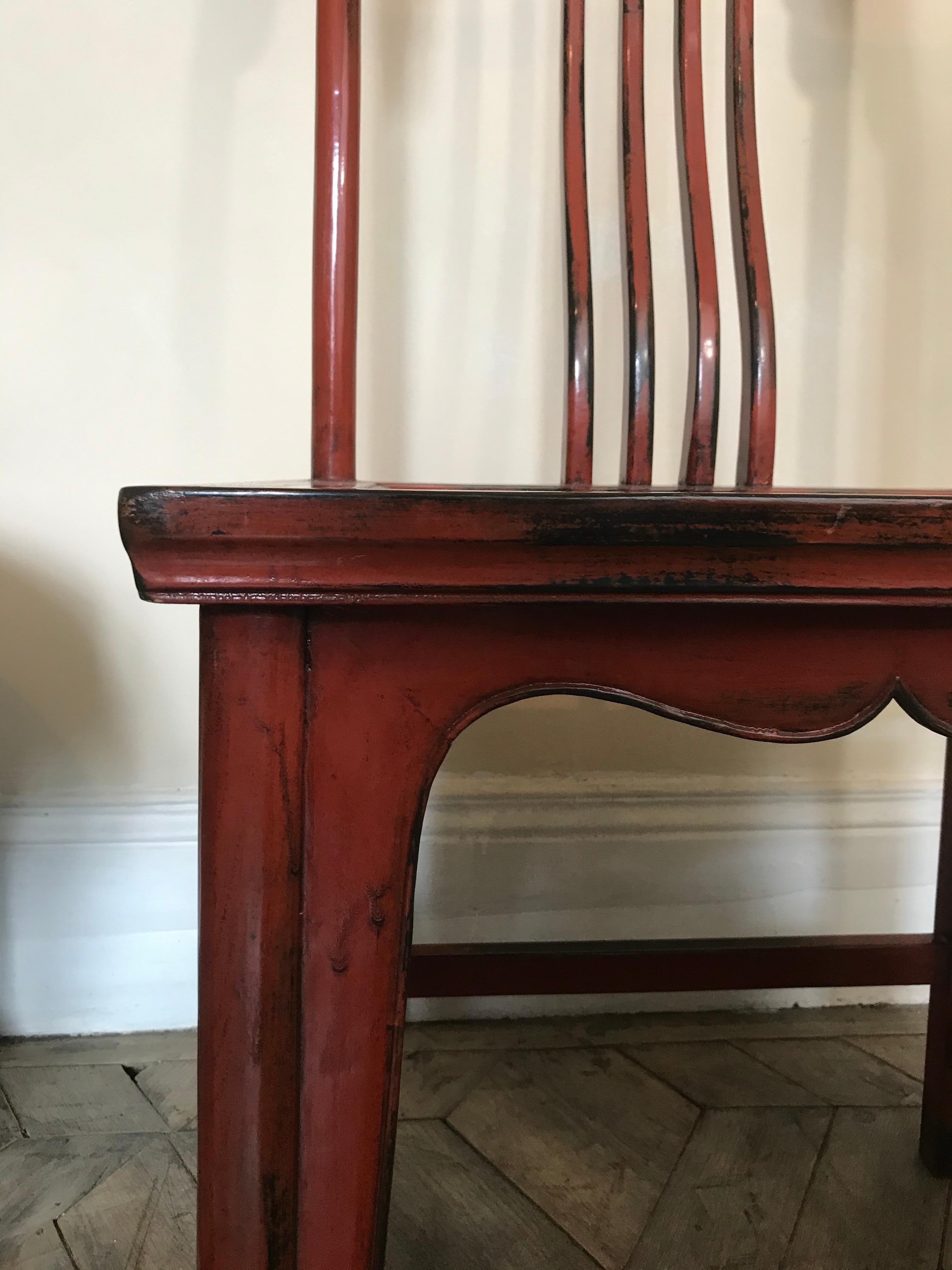 Paire de chaises asiatiques en bois laqué rouge 20ème siècle en vente 10