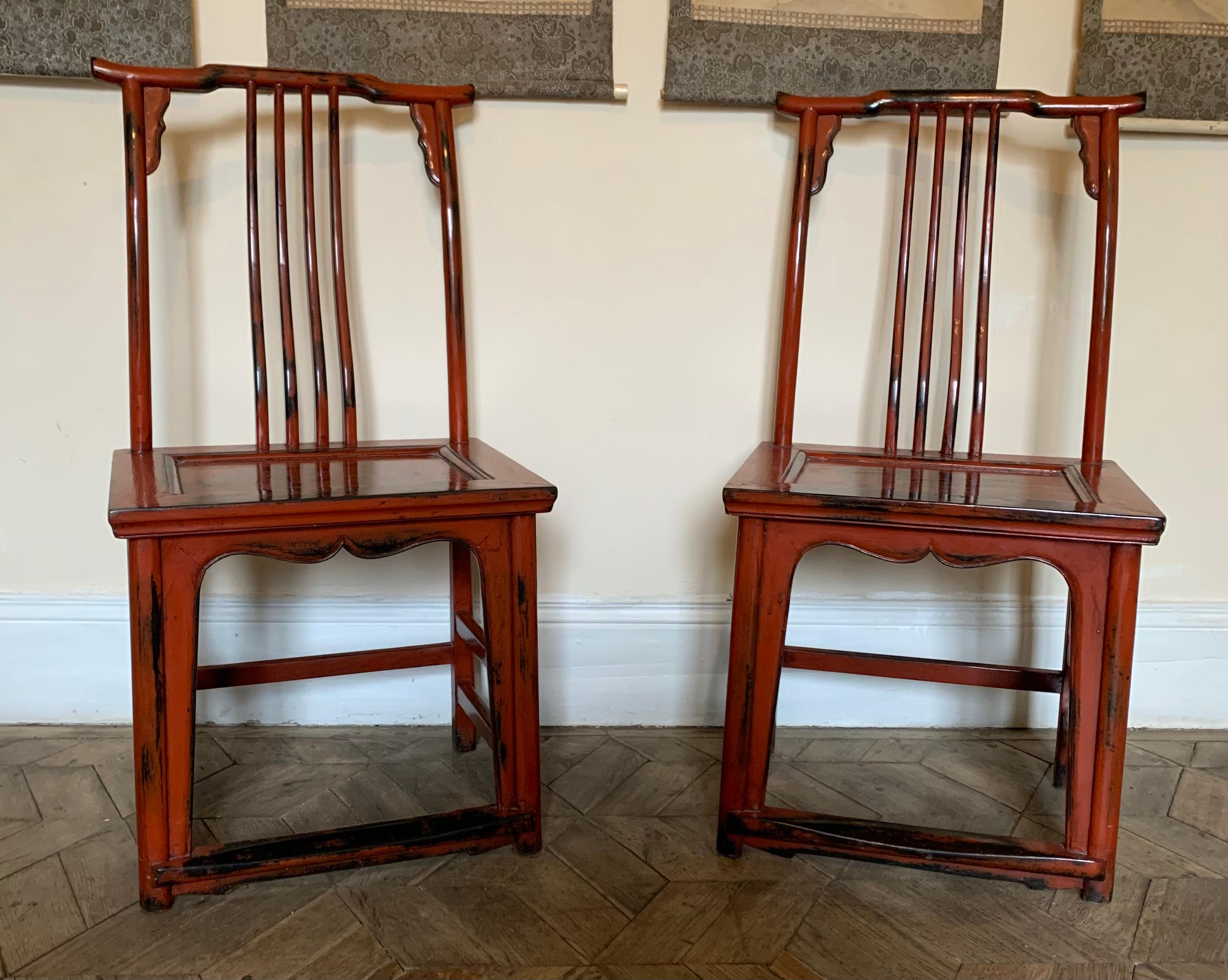 Charming pair of Chinese chairs in red lacquered wood. The back of the latter is reminiscent of the bonnet worn by the scholars. The very straight lines of the set give it a very design aspect, allowing it to be integrated in a modern interior.