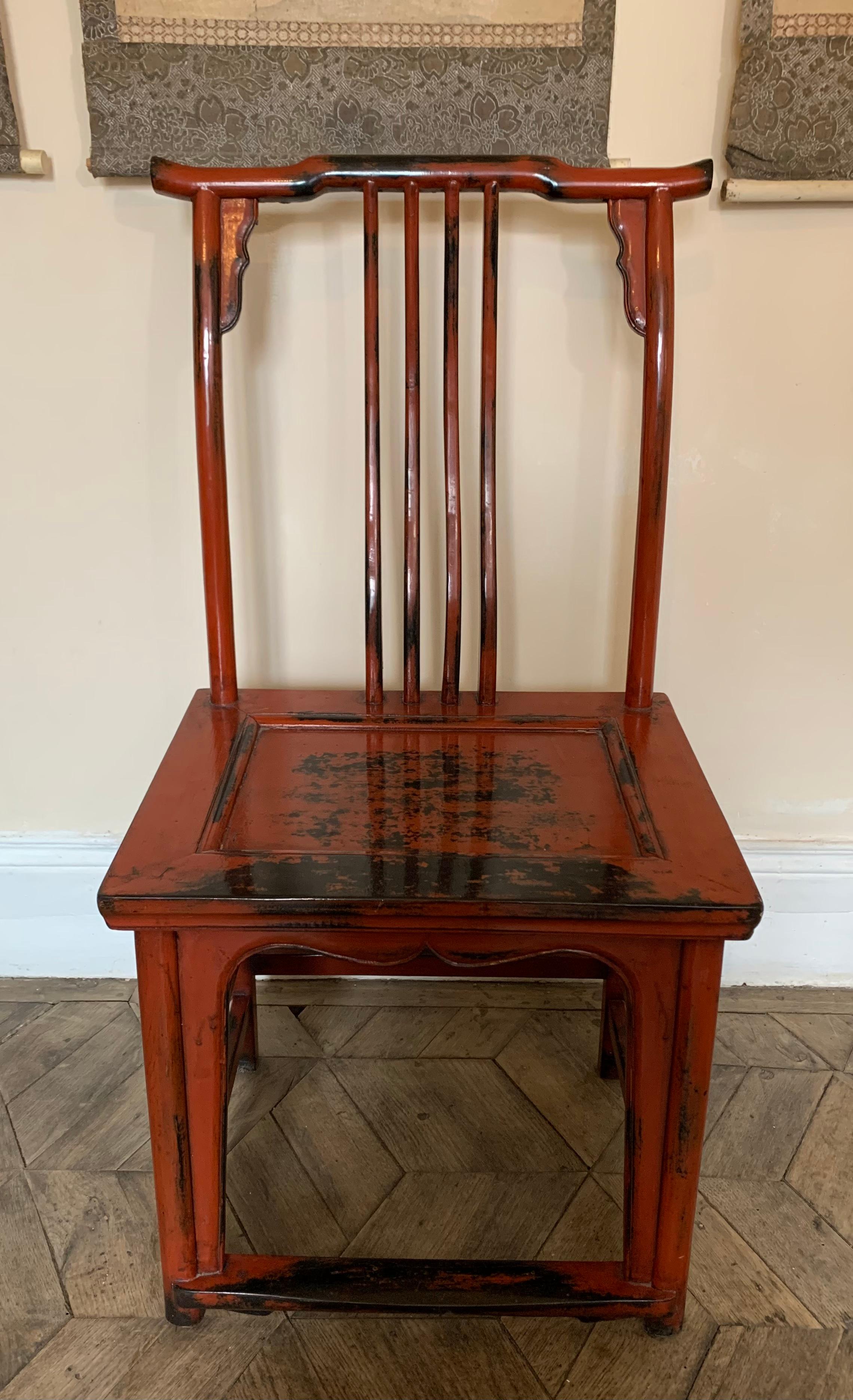 Laqué Paire de chaises asiatiques en bois laqué rouge 20ème siècle en vente