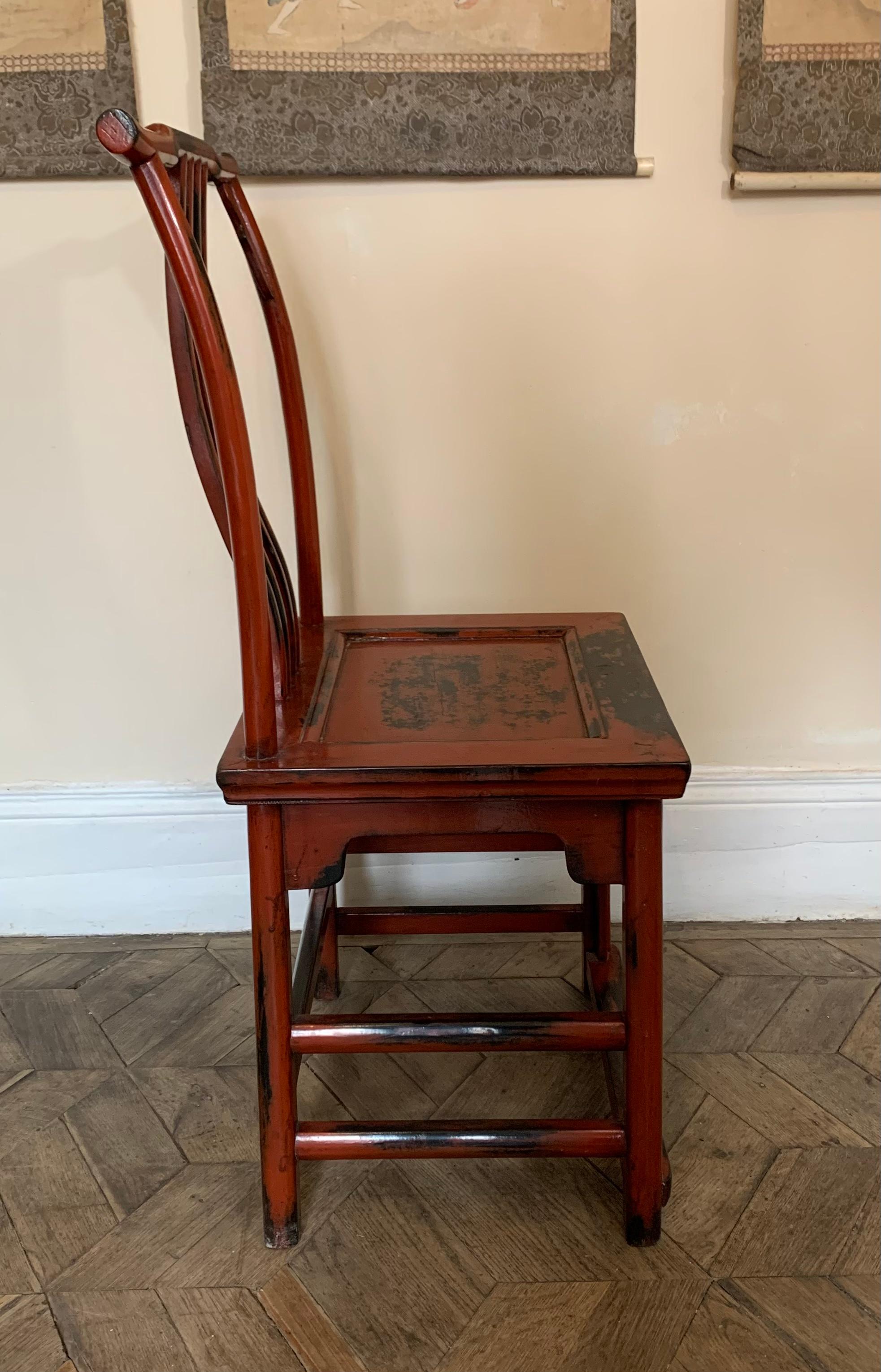 20ième siècle Paire de chaises asiatiques en bois laqué rouge 20ème siècle en vente