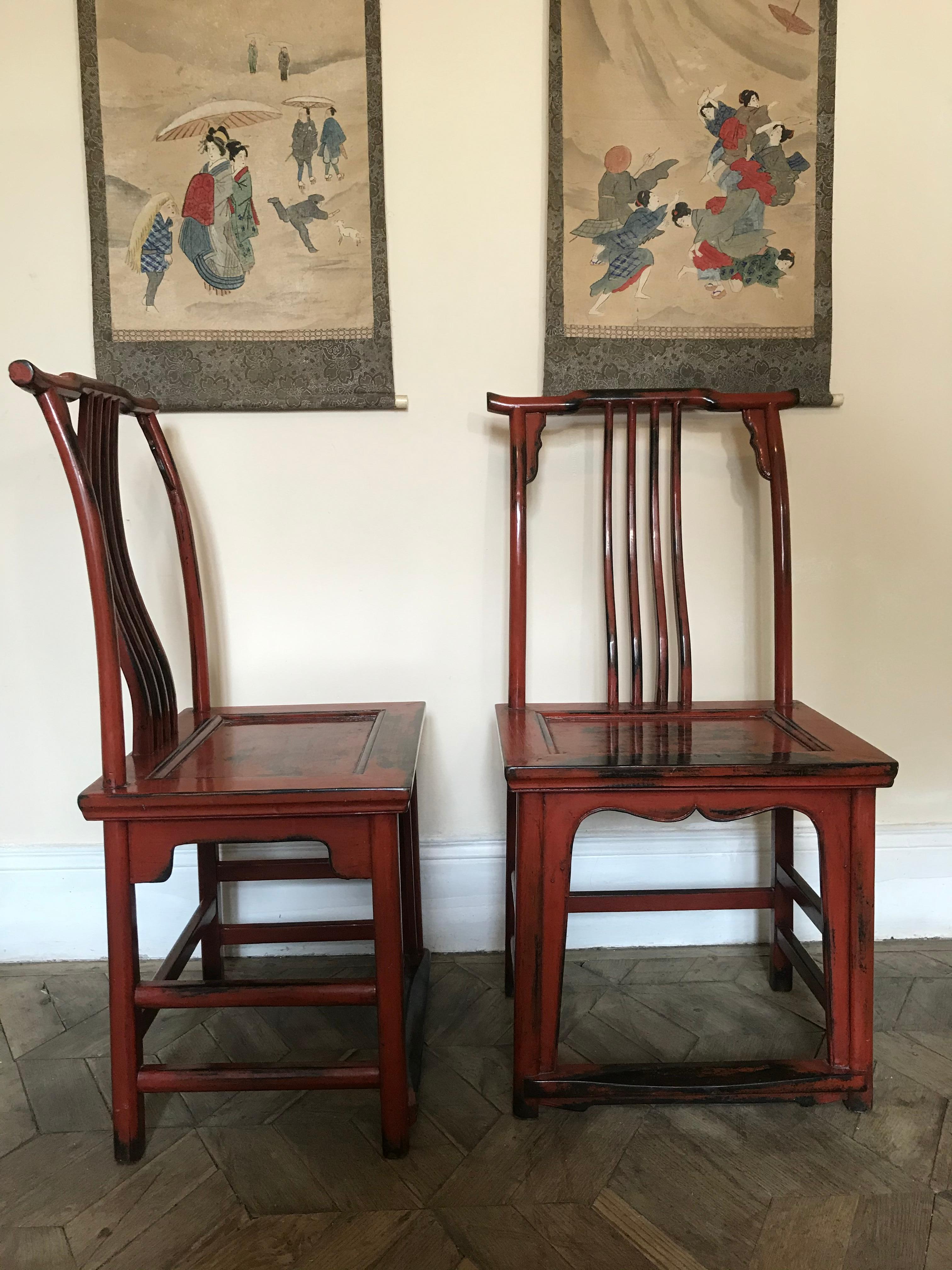 Paire de chaises asiatiques en bois laqué rouge 20ème siècle en vente 1