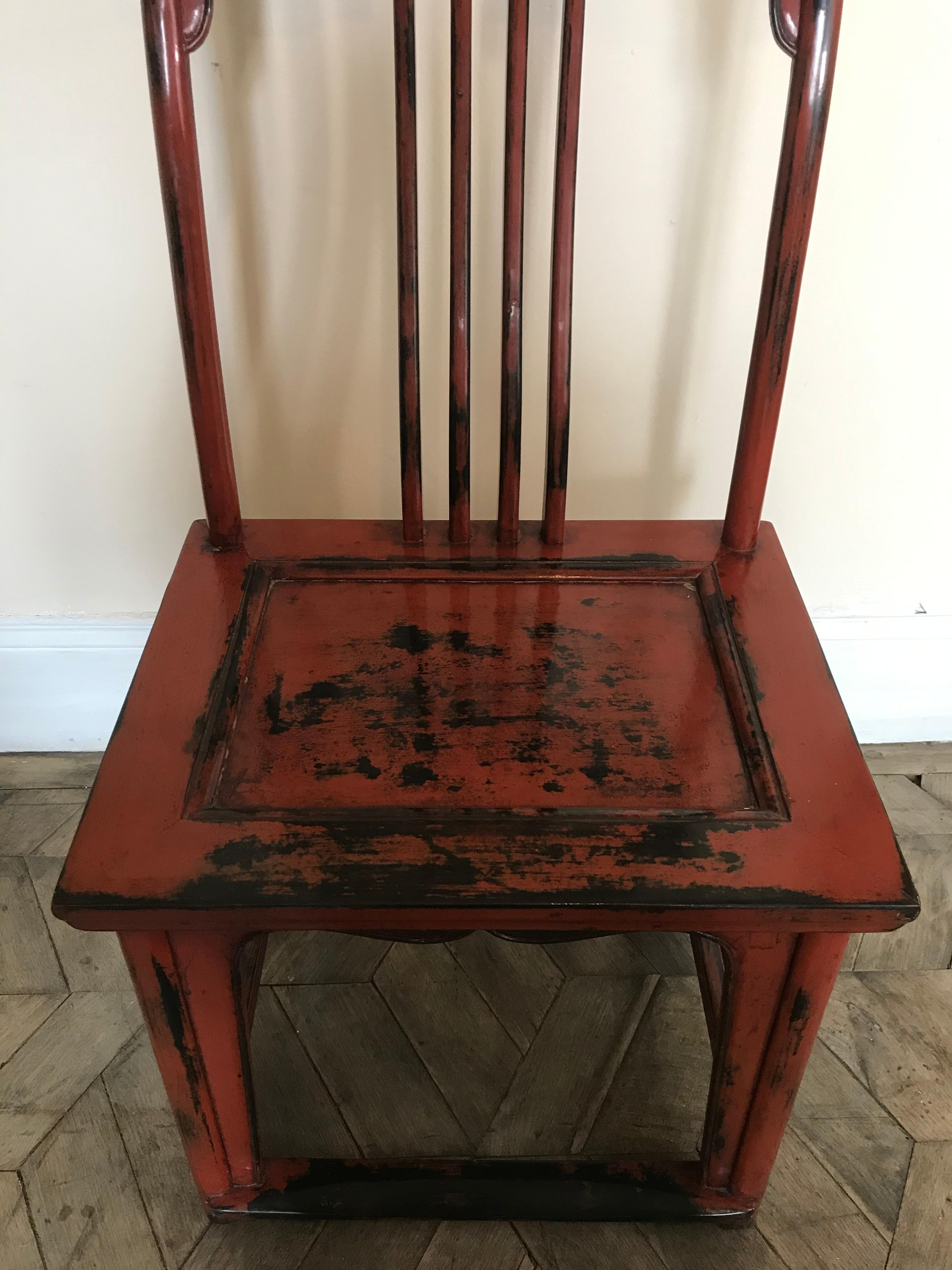 Paire de chaises asiatiques en bois laqué rouge 20ème siècle en vente 2