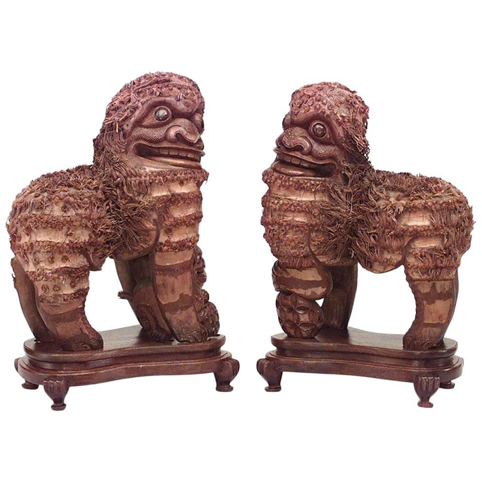 Paire de chiens Foo chinois en bois sculpté