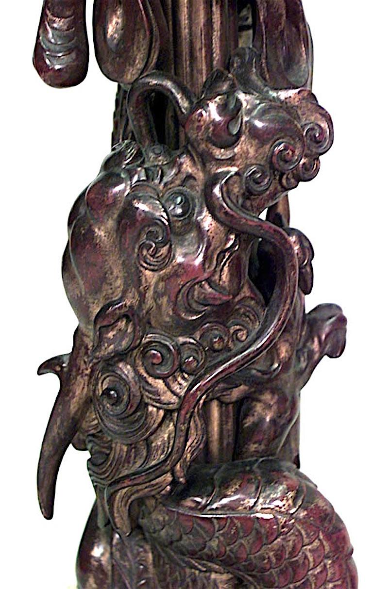 Paire de lampadaires de style asiatique chinois (19e siècle) en bois doré sculpté et filigrané, à base de dragon à 6 côtés avec abat-jour rond en laiton filigrané (PRIX PAR PAIRE).
