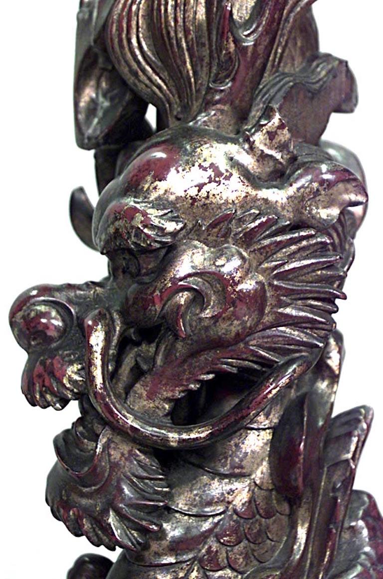 Exportation chinoise Paire de lampadaires de style chinois en bois doré et filigrane représentant des dragons en vente