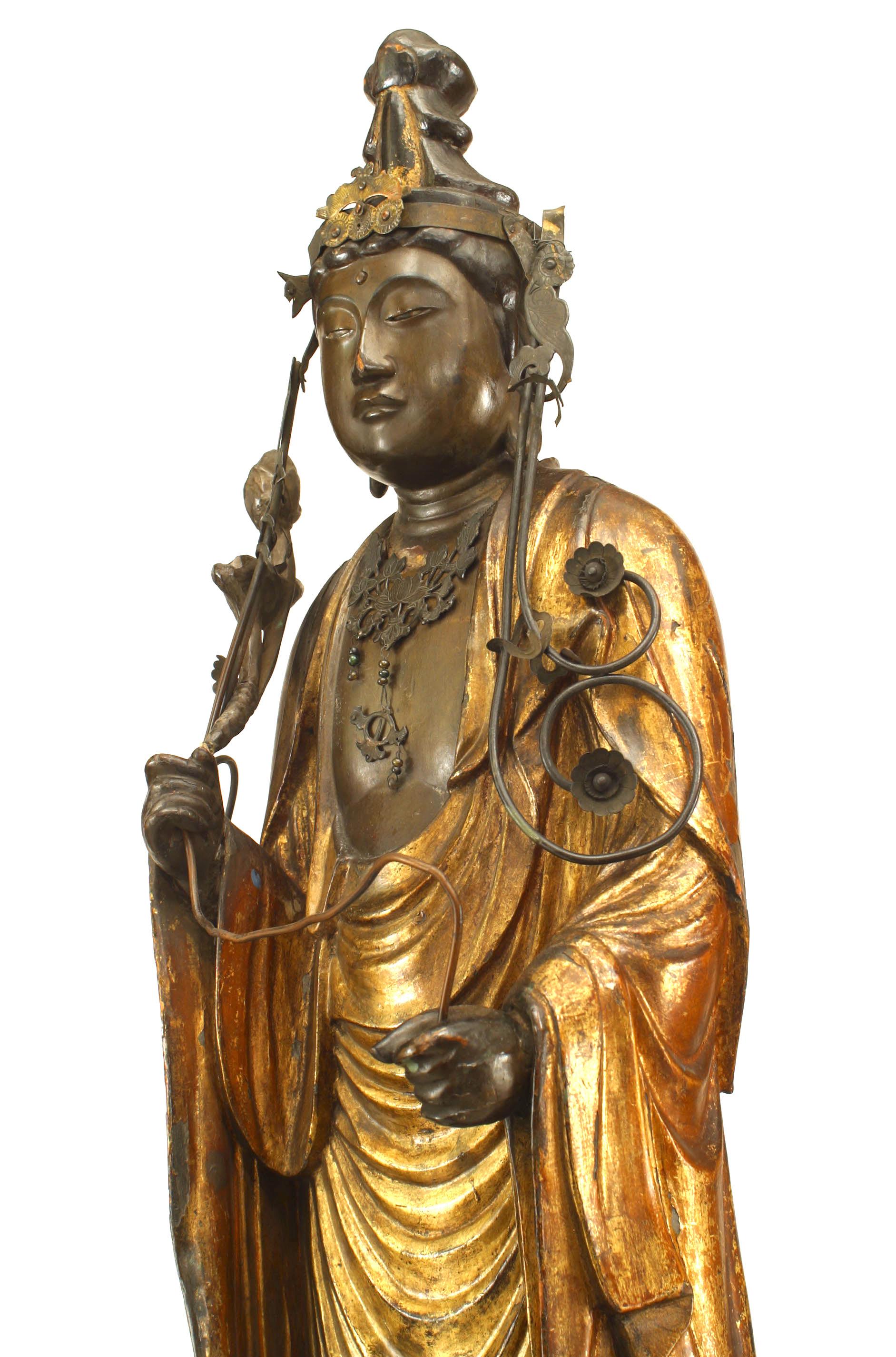 Paire de figurines de divinités chinoises dorées en vente 1