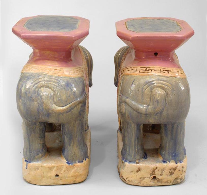 Chinoiseries Paire de sièges de jardin en porcelaine chinoise à motif éléphant en vente