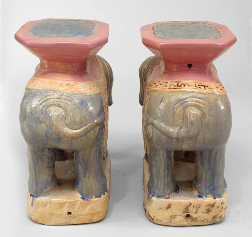 Pareja de asientos de jardín de porcelana china en forma de elefante Chinoiserie en venta