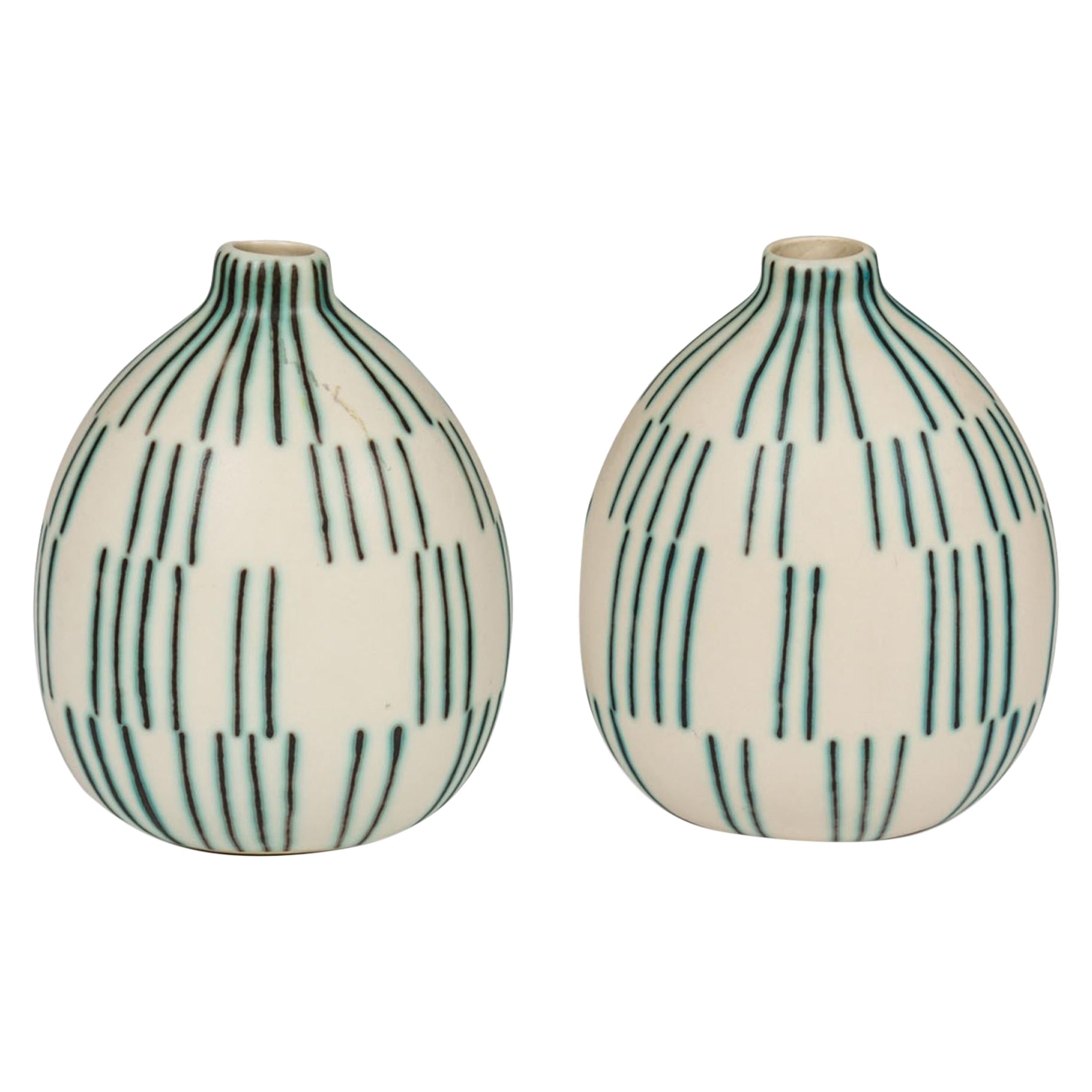 Pareja de Jarrones de Cerámica de Líneas Escalonadas de Estilo Asiático Contemporáneo en venta