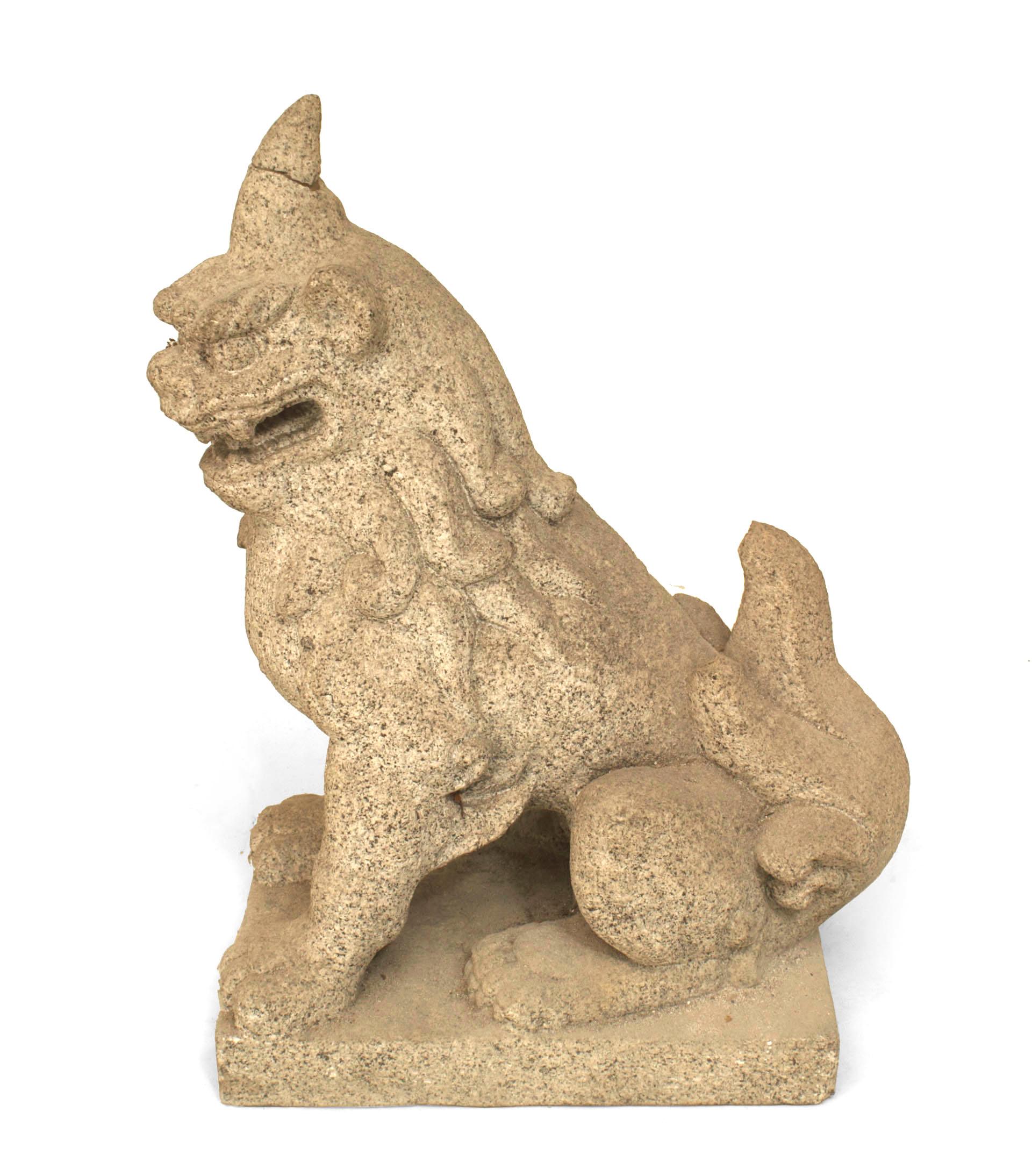 COPPIA di figure di cani da caccia asiatici (probabilmente giapponesi) in granito bianco e nero, seduti su una base rettangolare (con riparazioni). Prezzo per singolo.
