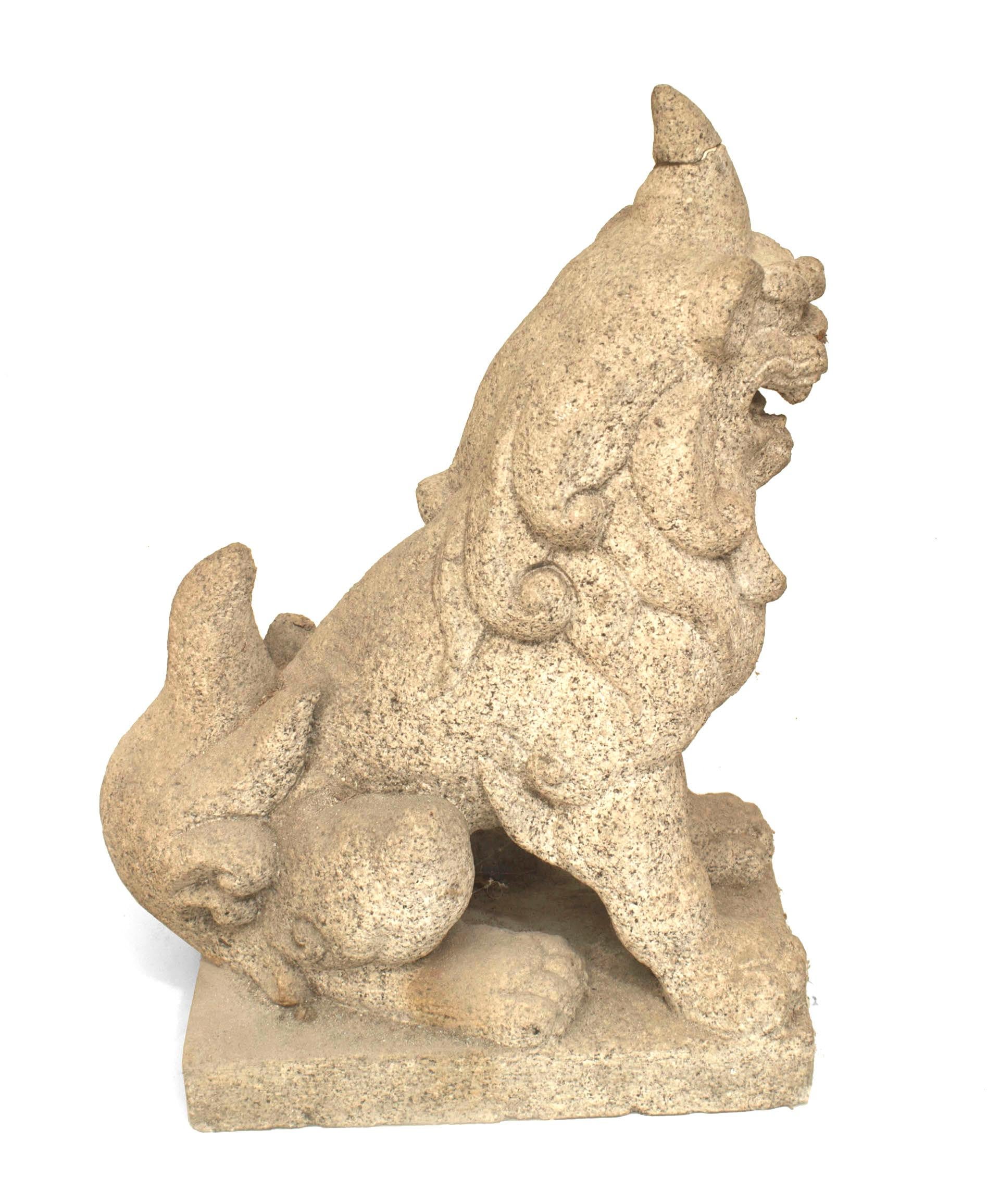 Anglo-giapponese Coppia di figure di cani Foo asiatici in granito in vendita