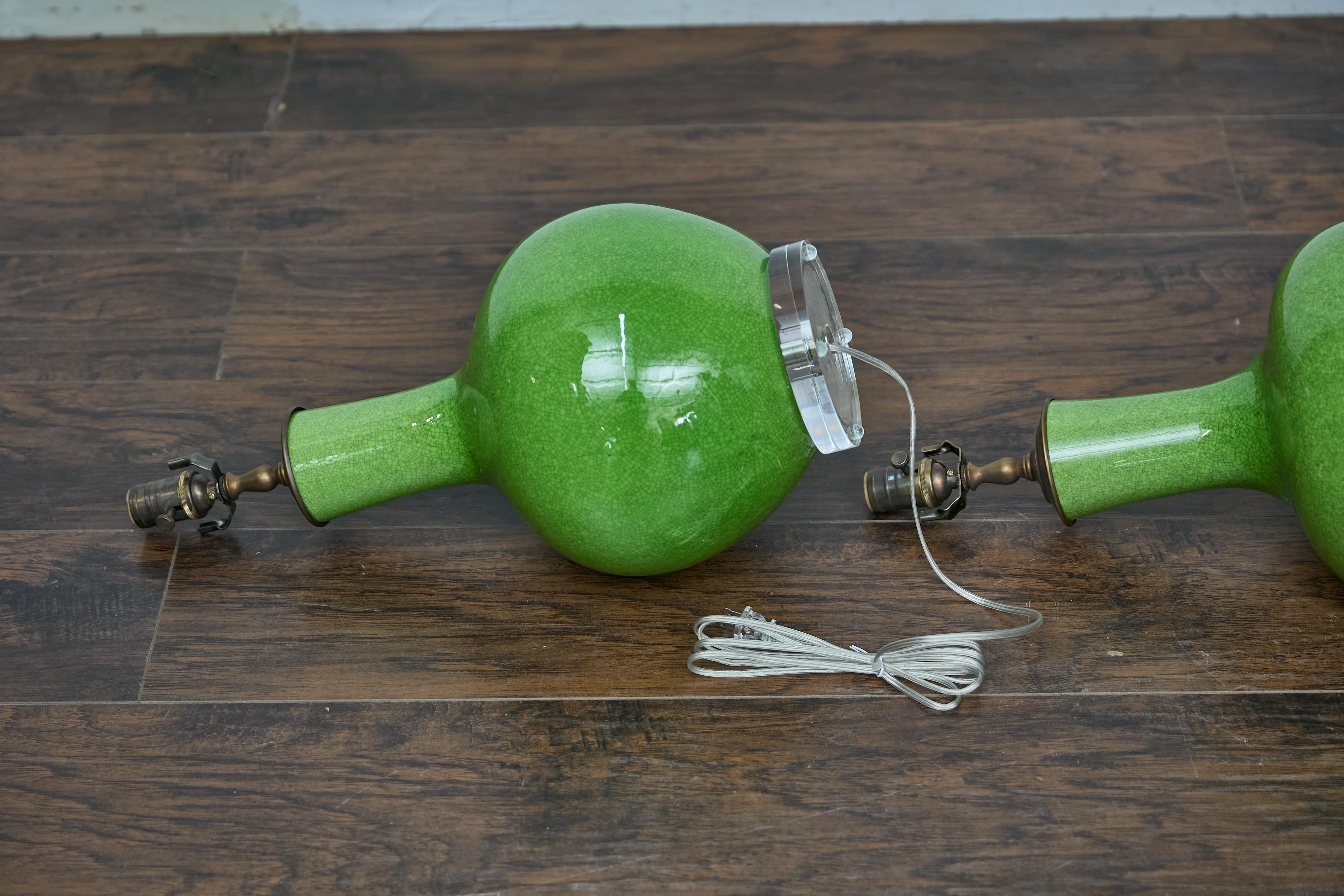 Coppia di lampade da tavolo asiatiche in porcellana verde con effetto craquelé su basi in lucite, cablate USA in vendita 4