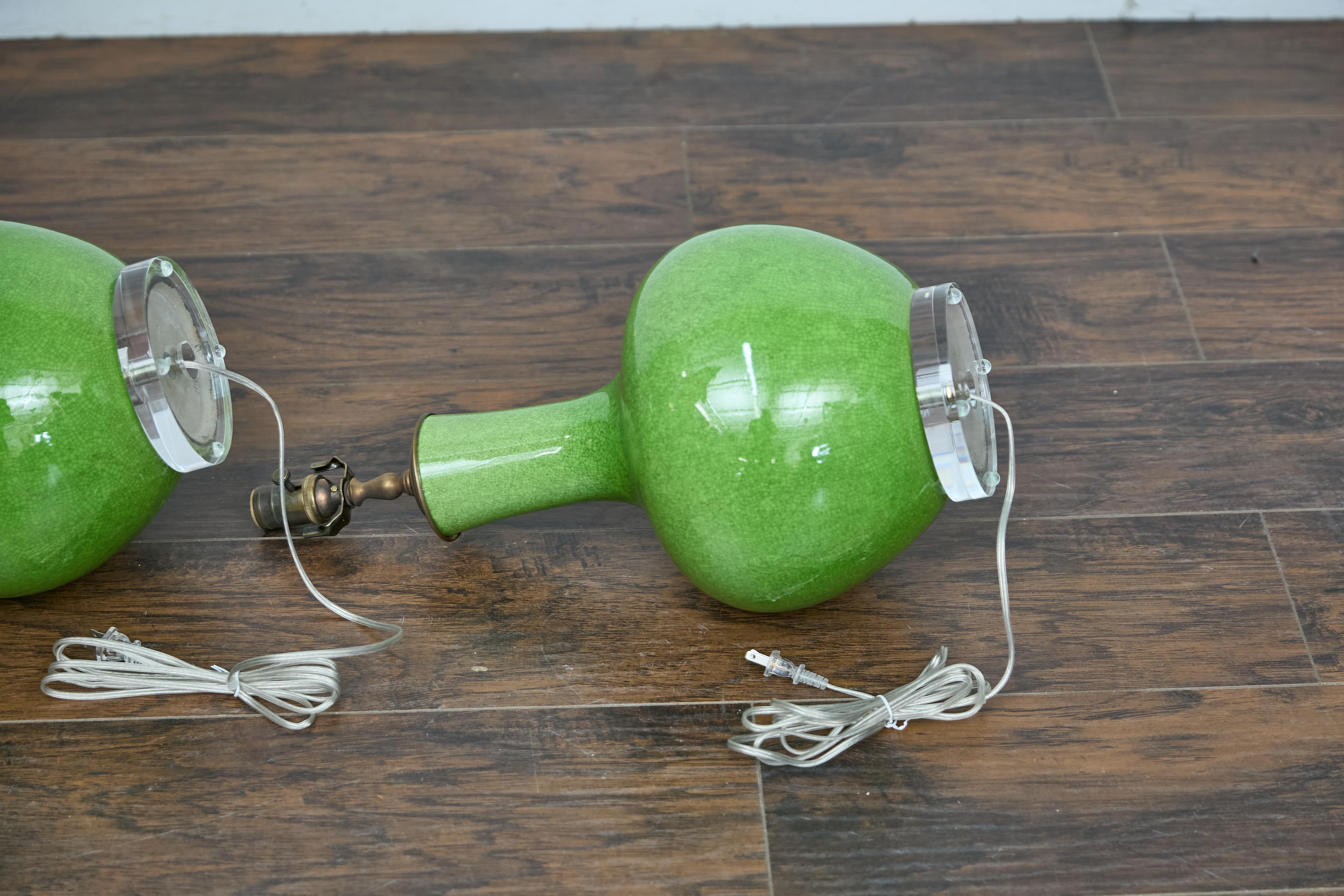 Coppia di lampade da tavolo asiatiche in porcellana verde con effetto craquelé su basi in lucite, cablate USA in vendita 5