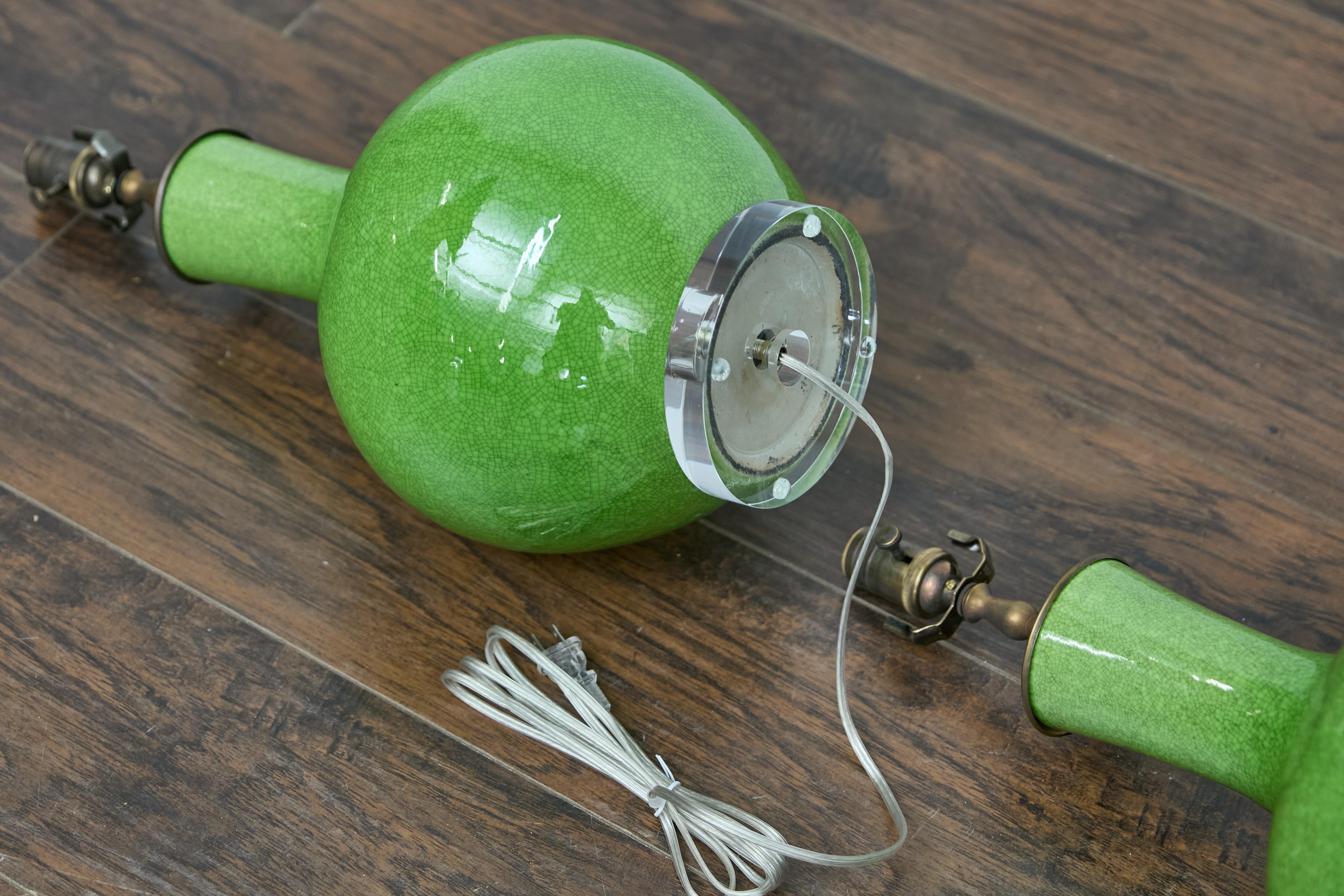 Coppia di lampade da tavolo asiatiche in porcellana verde con effetto craquelé su basi in lucite, cablate USA in vendita 6