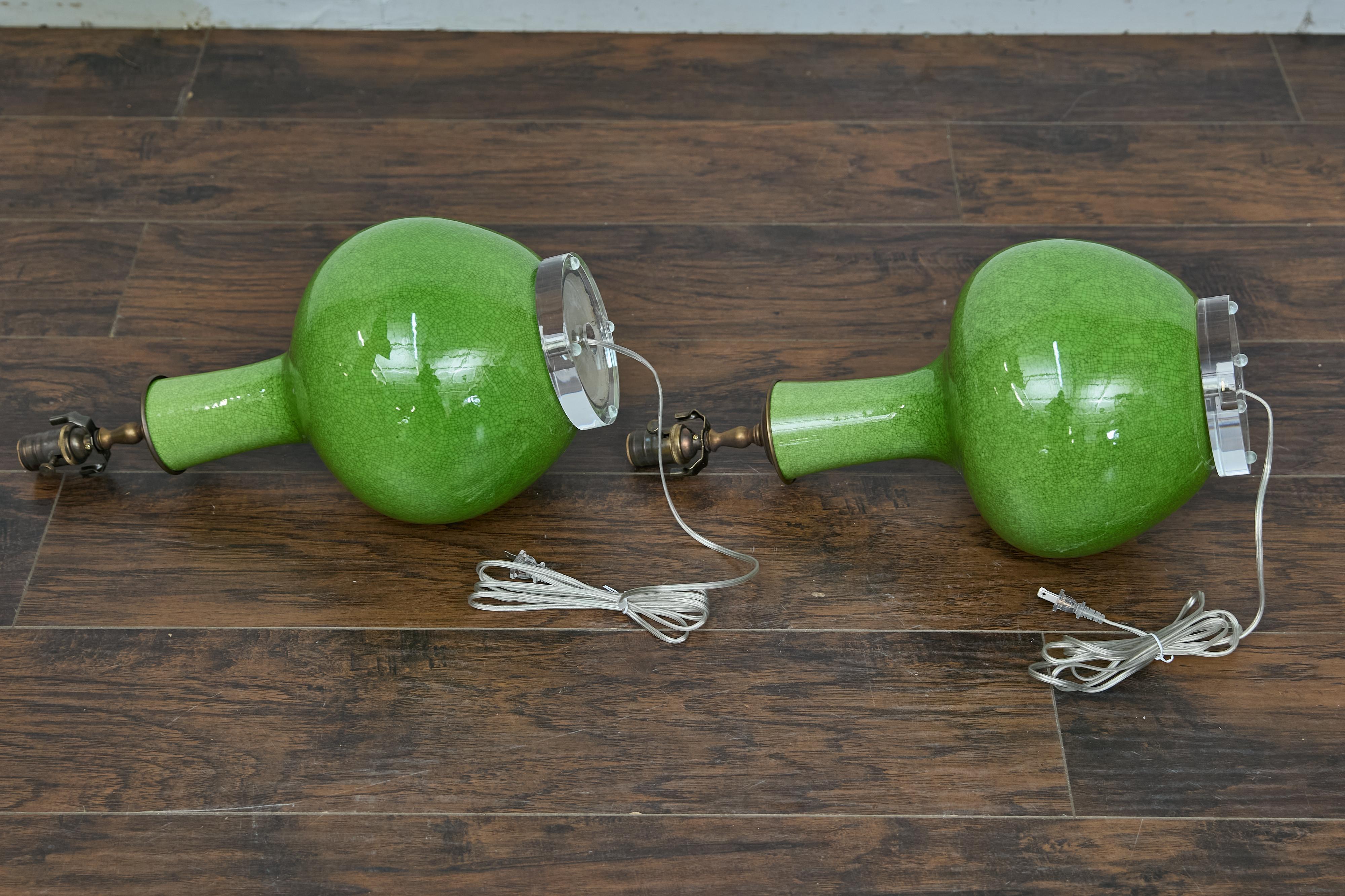 Coppia di lampade da tavolo asiatiche in porcellana verde con effetto craquelé su basi in lucite, cablate USA in vendita 7