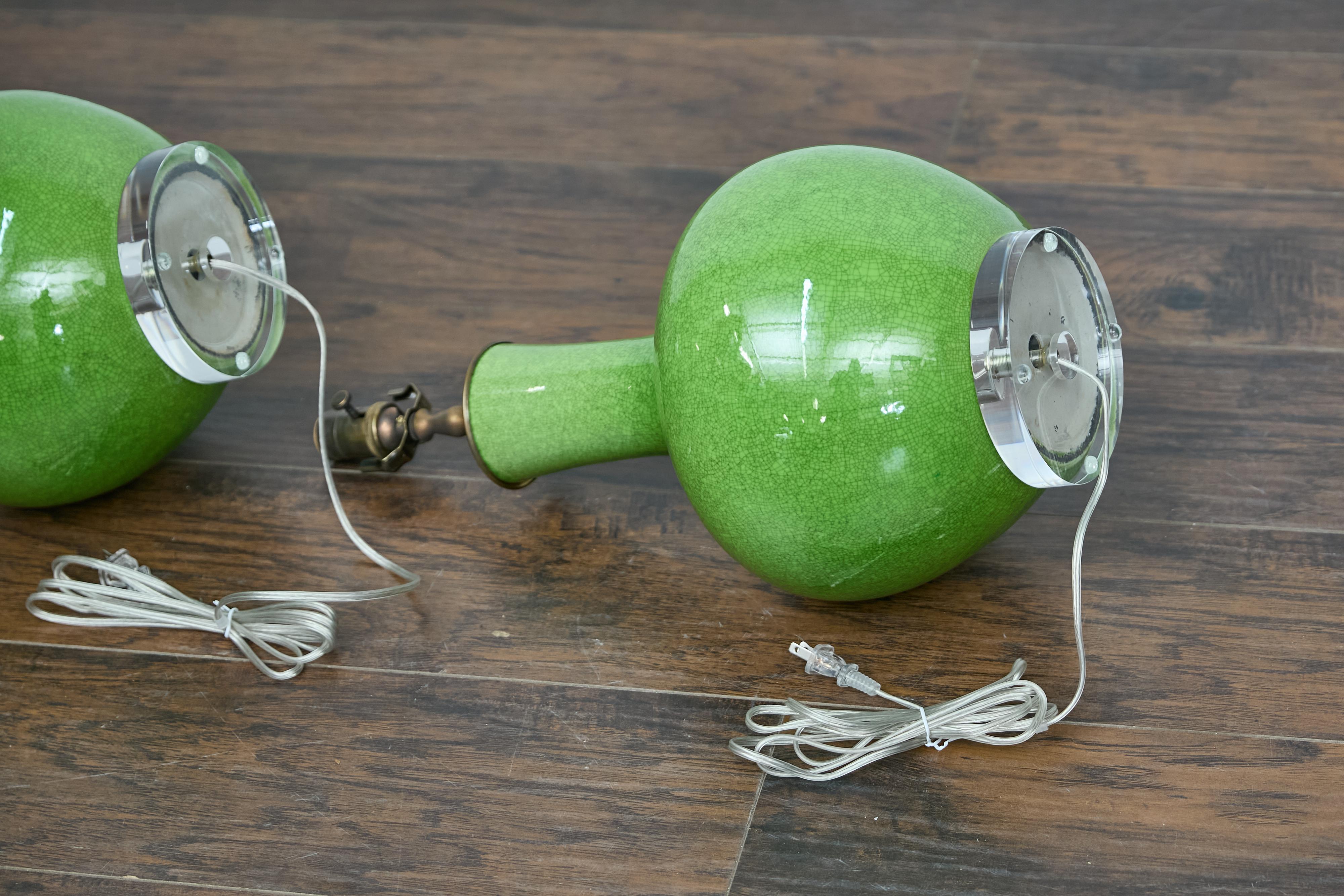 Coppia di lampade da tavolo asiatiche in porcellana verde con effetto craquelé su basi in lucite, cablate USA in vendita 8