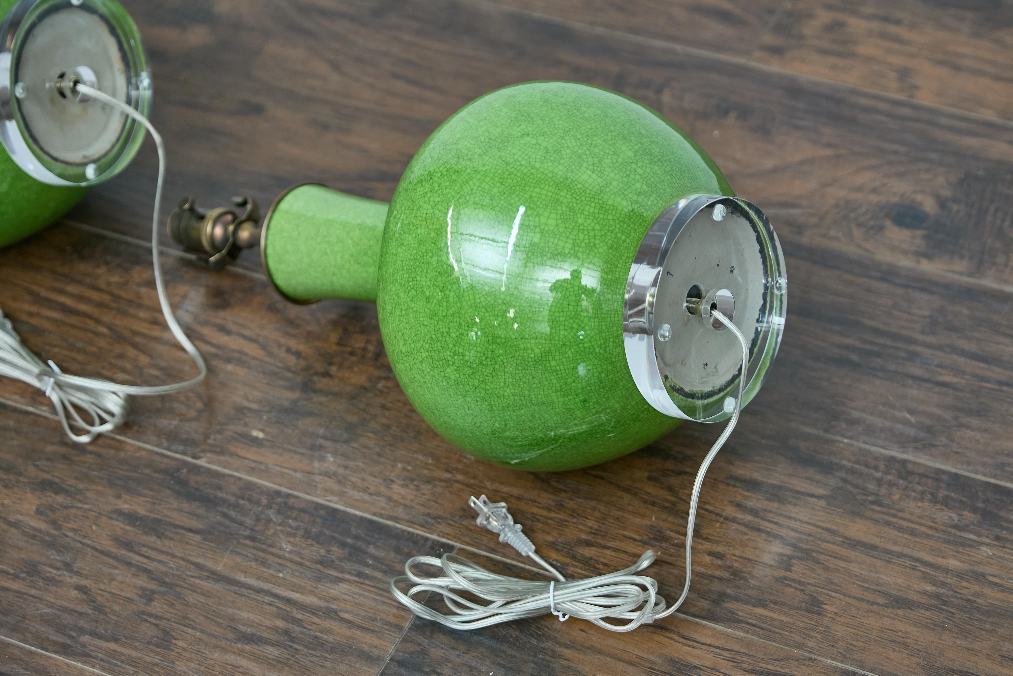 Coppia di lampade da tavolo asiatiche in porcellana verde con effetto craquelé su basi in lucite, cablate USA in vendita 9