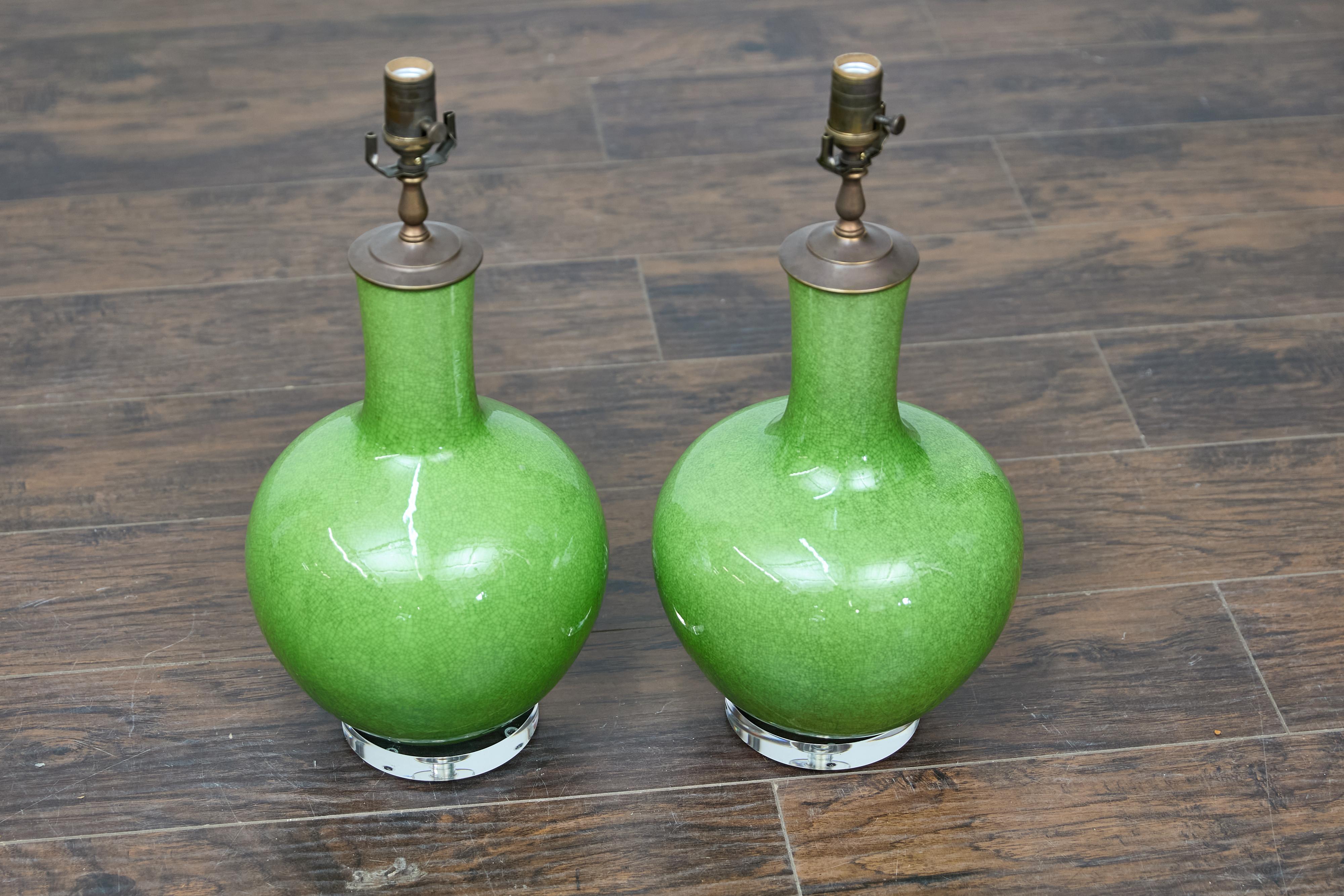 Coppia di lampade da tavolo asiatiche in porcellana verde con effetto craquelé su basi in lucite, cablate USA in vendita 10