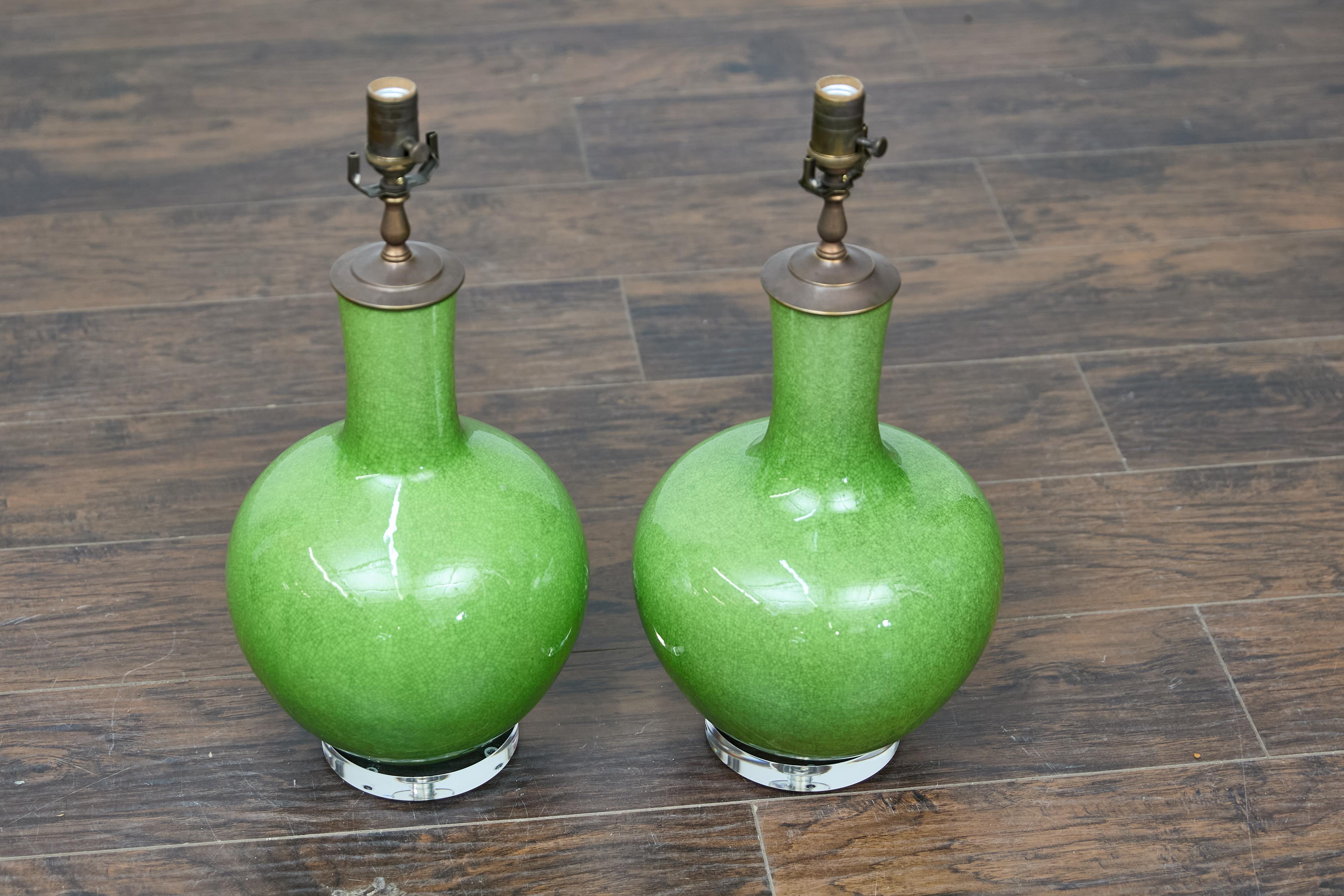Coppia di lampade da tavolo asiatiche in porcellana verde con effetto craquelé su basi in lucite, cablate USA in vendita 11