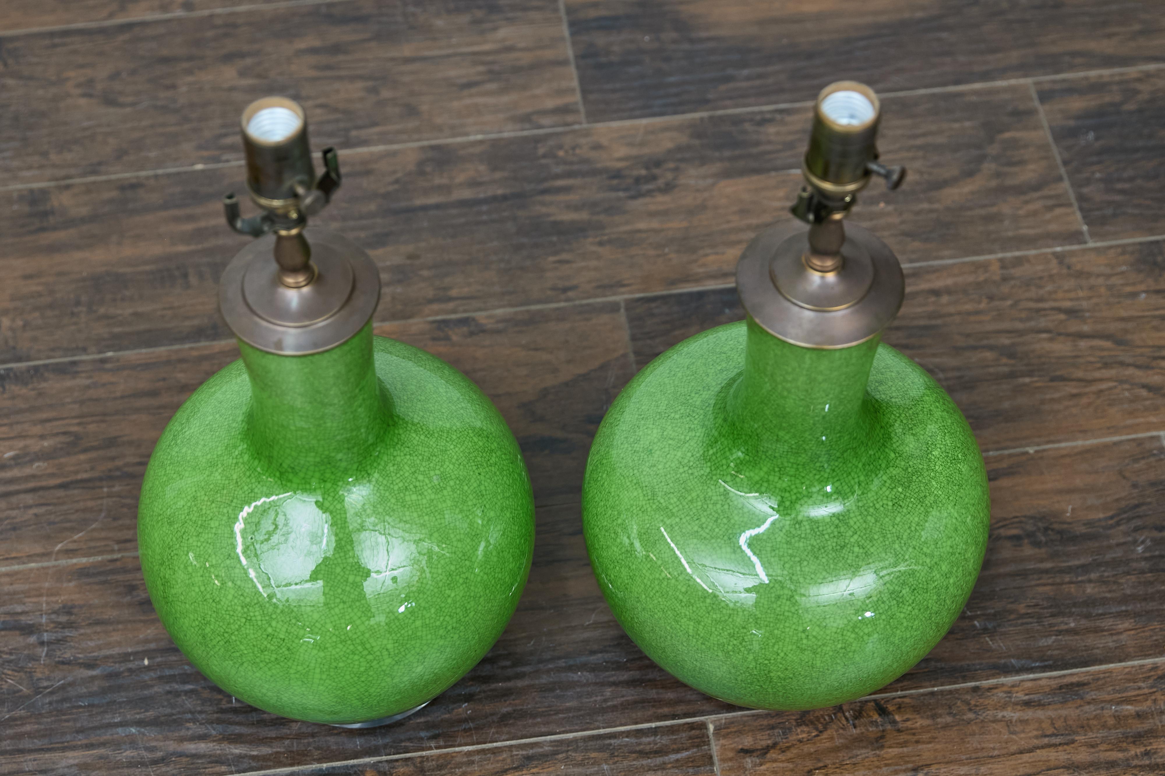 Coppia di lampade da tavolo asiatiche in porcellana verde con effetto craquelé su basi in lucite, cablate USA in vendita 12
