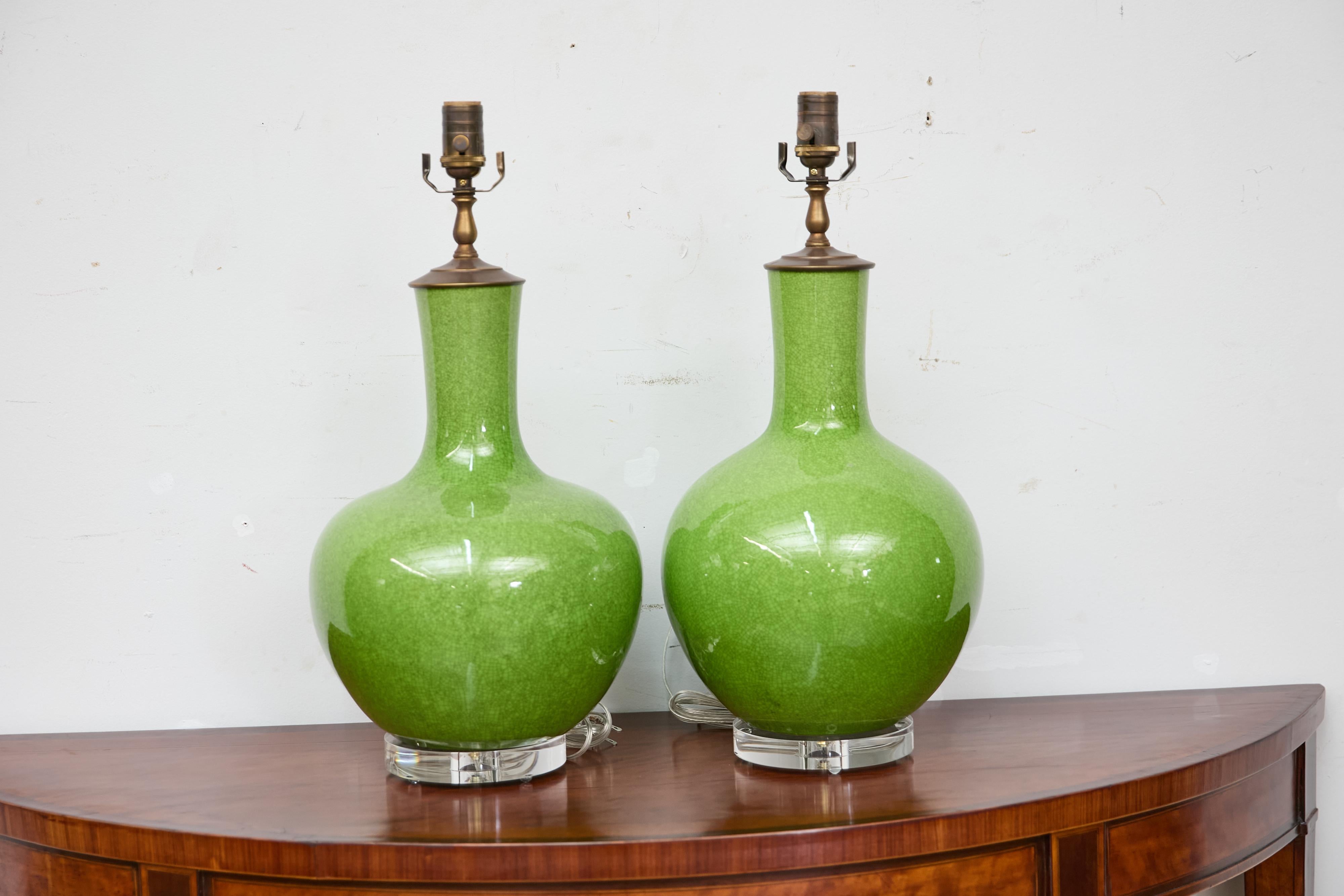 Coppia di lampade da tavolo asiatiche in porcellana verde con effetto craquelé su basi in lucite, cablate USA in vendita 13