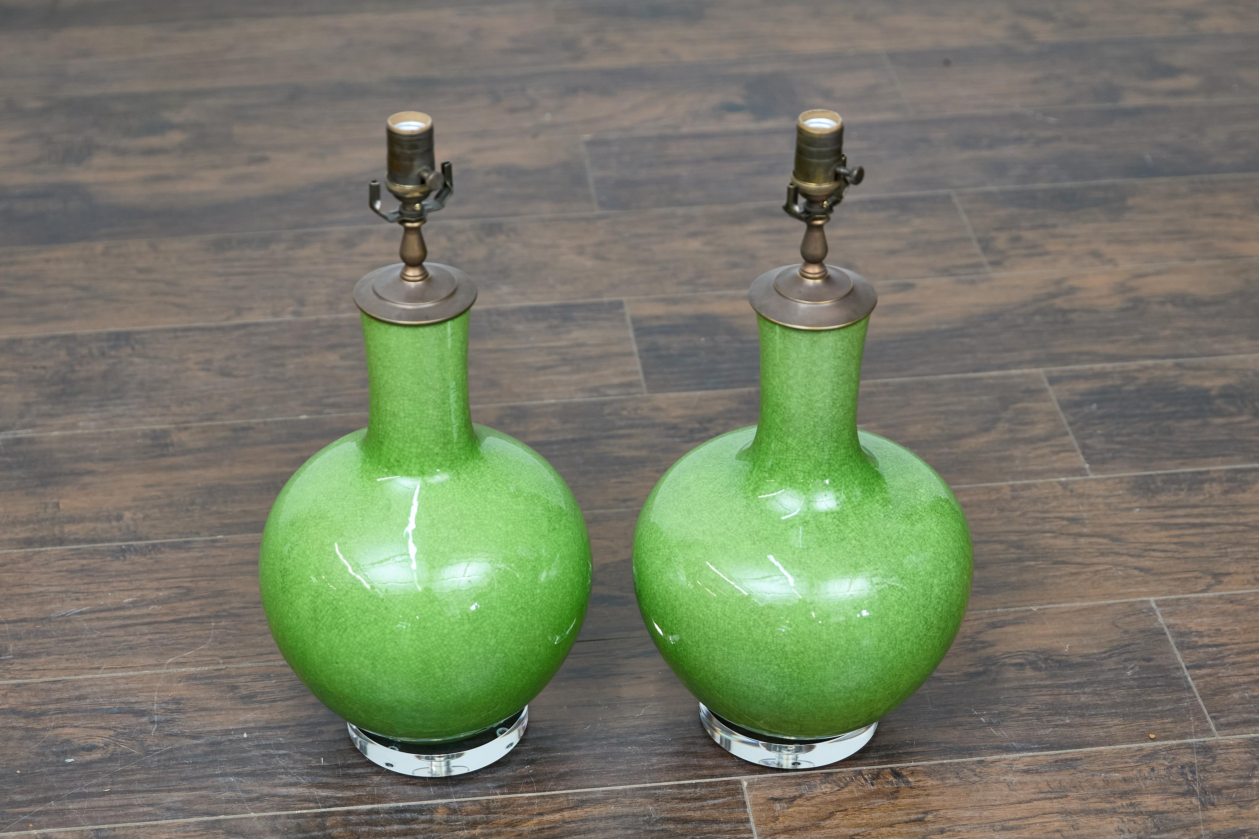 Coppia di lampade da tavolo asiatiche in porcellana verde con effetto craquelé su basi in lucite, cablate USA in vendita 14