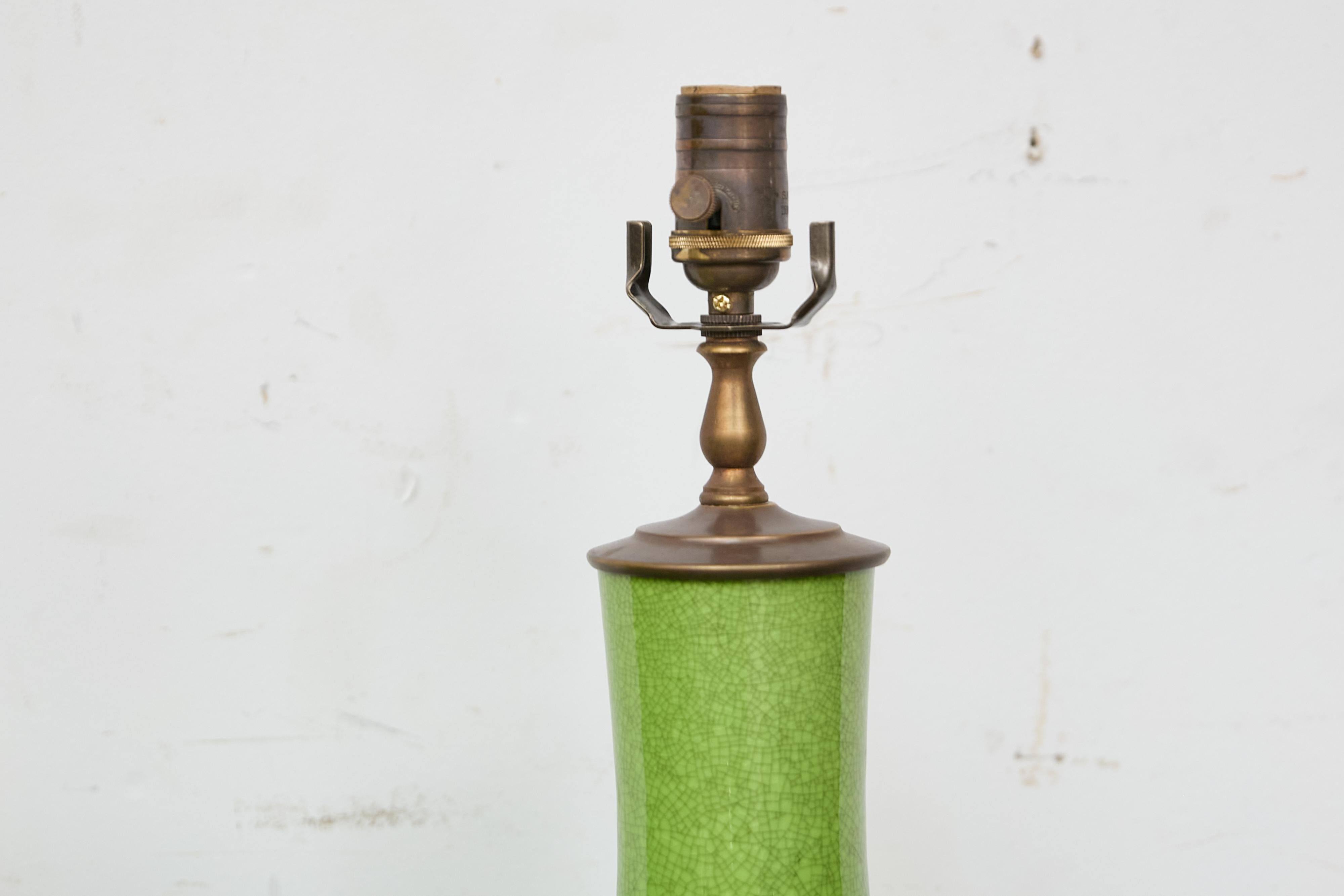 Asiatico Coppia di lampade da tavolo asiatiche in porcellana verde con effetto craquelé su basi in lucite, cablate USA in vendita