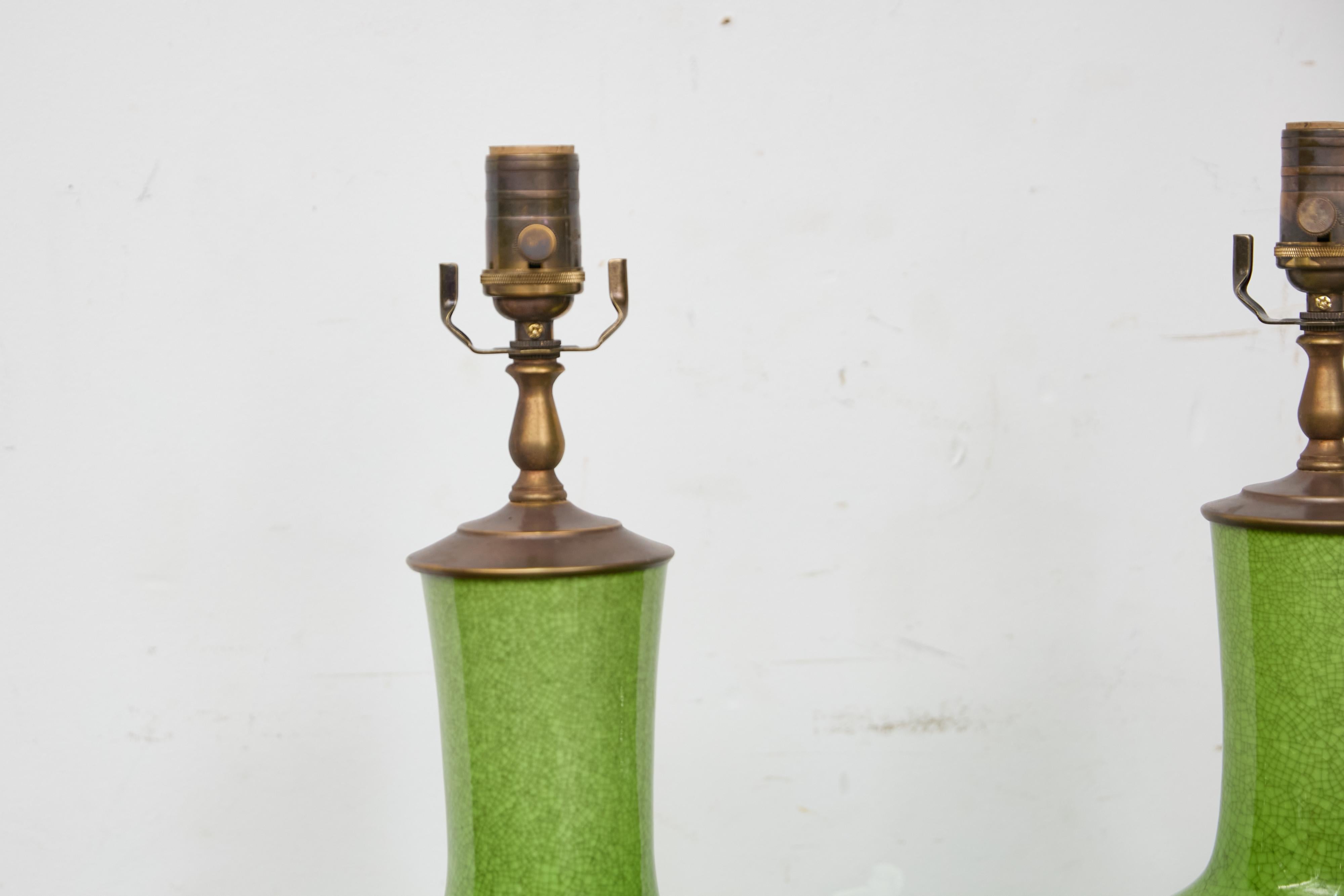 Coppia di lampade da tavolo asiatiche in porcellana verde con effetto craquelé su basi in lucite, cablate USA In condizioni ottime in vendita a Atlanta, GA