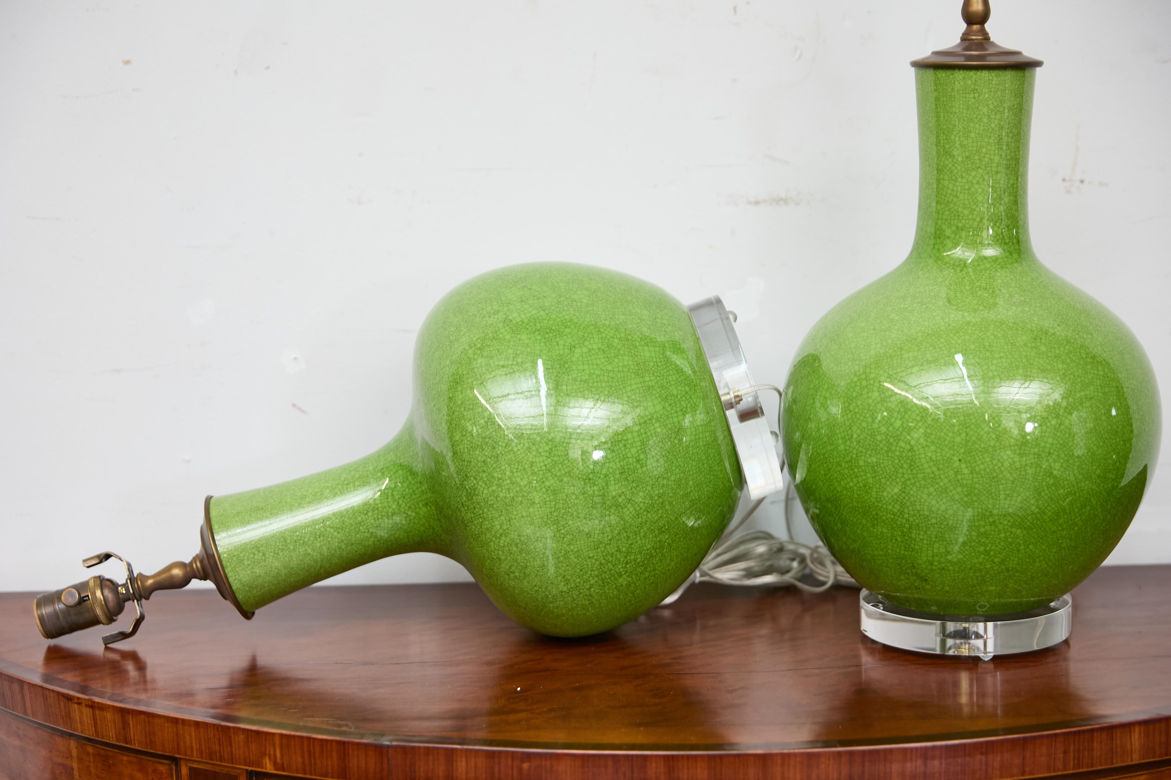 XXI secolo e contemporaneo Coppia di lampade da tavolo asiatiche in porcellana verde con effetto craquelé su basi in lucite, cablate USA in vendita