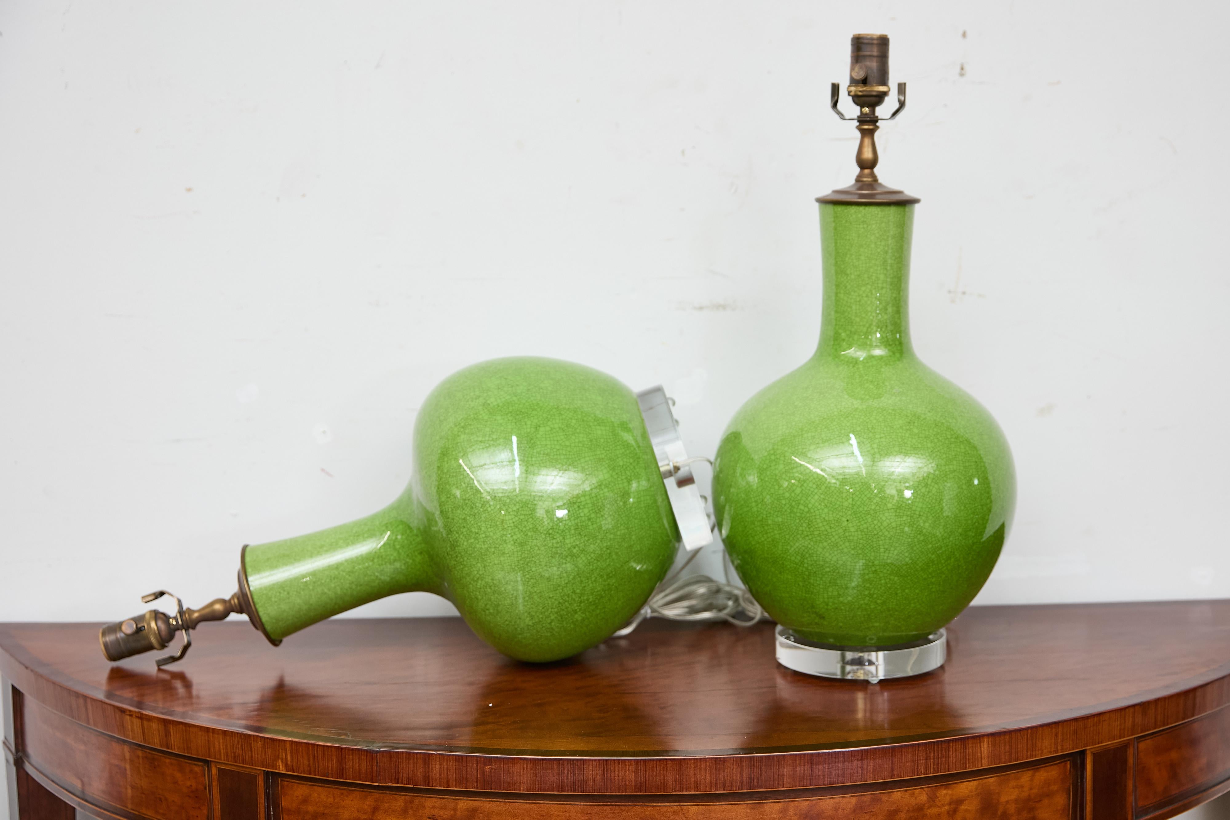 Coppia di lampade da tavolo asiatiche in porcellana verde con effetto craquelé su basi in lucite, cablate USA in vendita 1