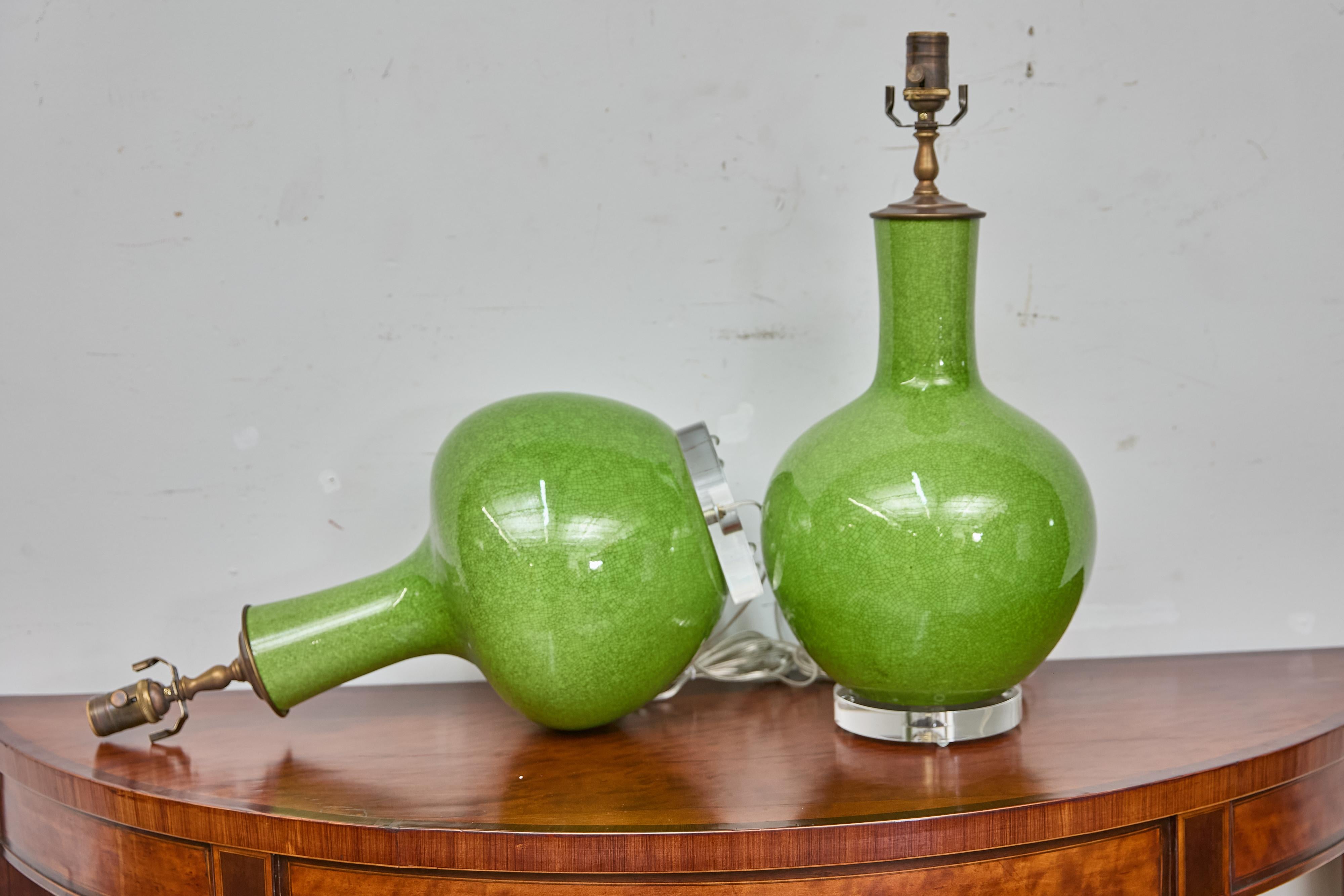 Coppia di lampade da tavolo asiatiche in porcellana verde con effetto craquelé su basi in lucite, cablate USA in vendita 2
