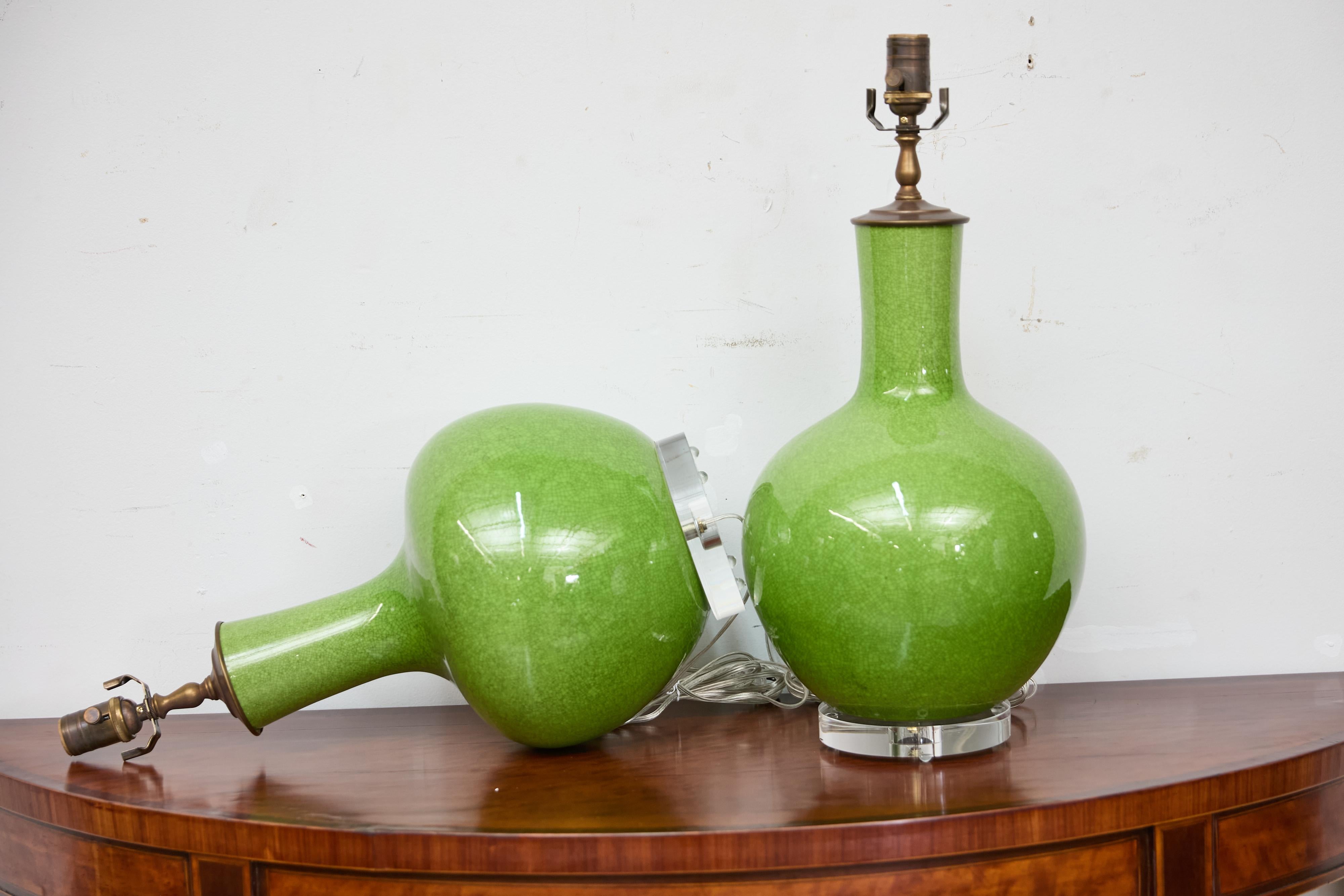 Coppia di lampade da tavolo asiatiche in porcellana verde con effetto craquelé su basi in lucite, cablate USA in vendita 3