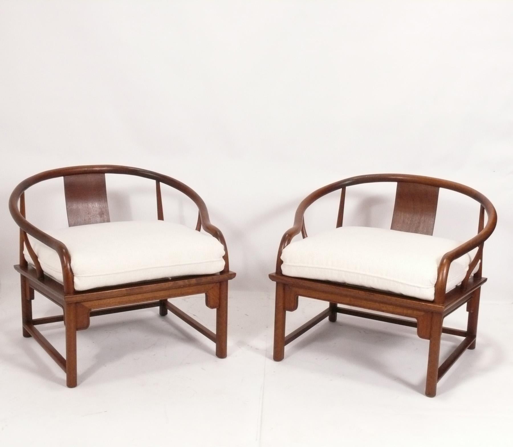 Geschwungenes Paar asiatisch inspirierter Stühle, entworfen von Michael Taylor für Baker's Far East Line, Amerika, ca. 1960er Jahre. Signiert mit Baker-Tag darunter. Sie wurden vor kurzem neu gepolstert in einer Plüsch Elfenbein Farbe Boucle. 