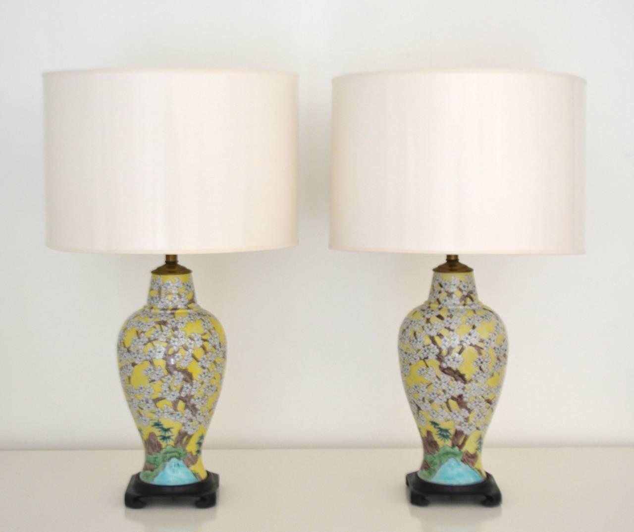 Pair of Asian Inspired Polychrome Porcelain Table Lamps im Angebot 3
