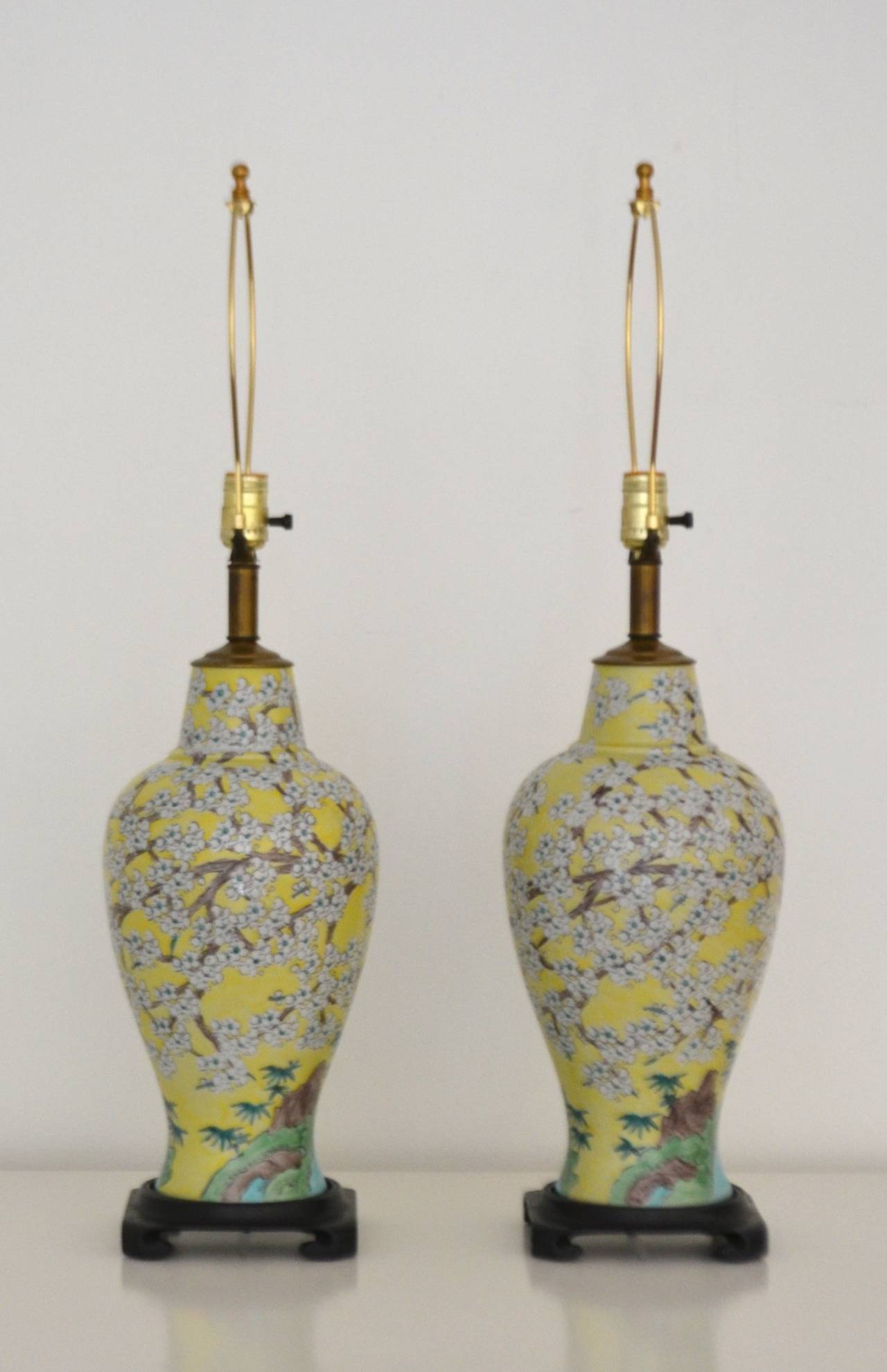 Pair of Asian Inspired Polychrome Porcelain Table Lamps (Mitte des 20. Jahrhunderts) im Angebot