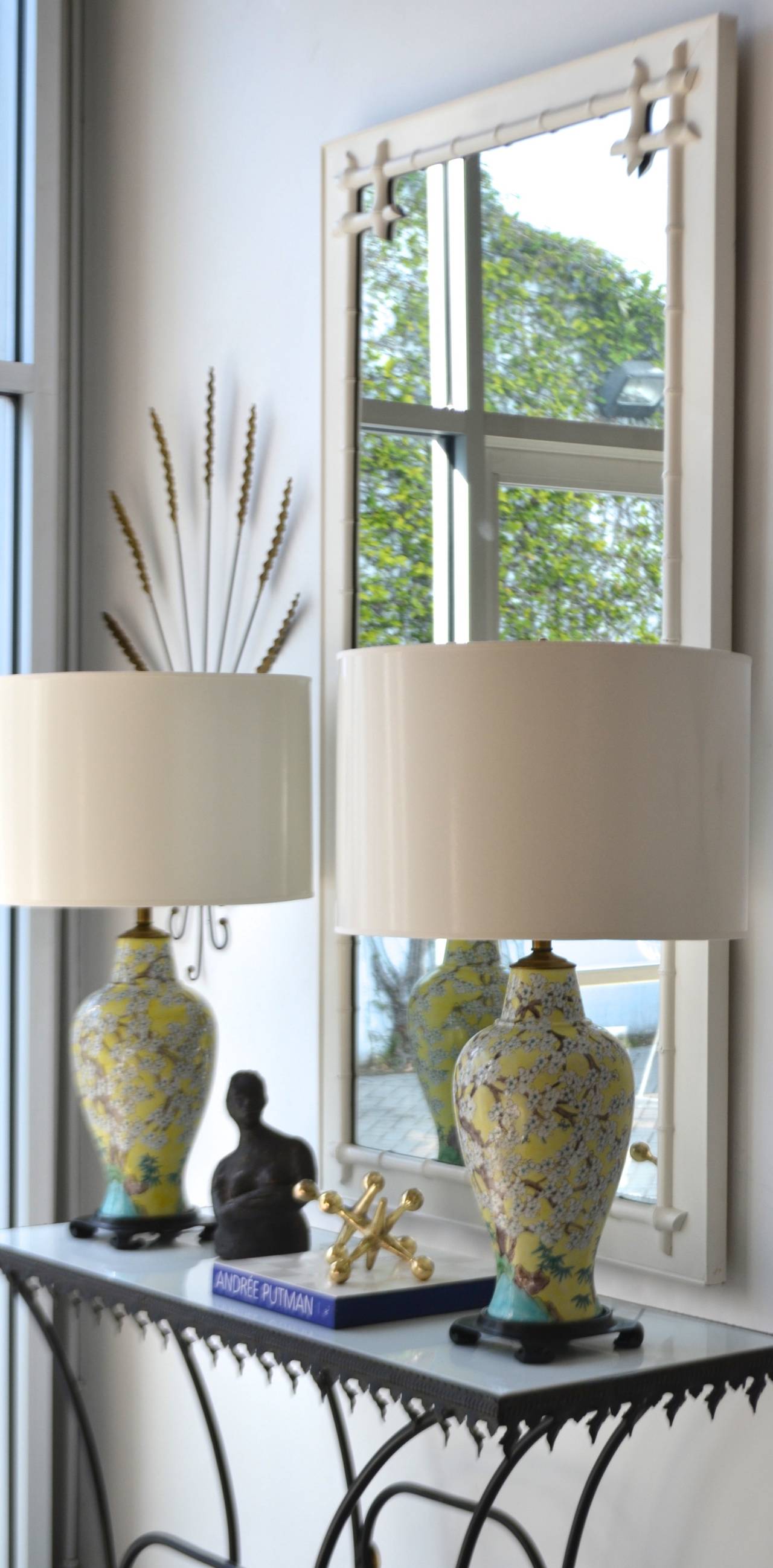 Pair of Asian Inspired Polychrome Porcelain Table Lamps im Angebot 2