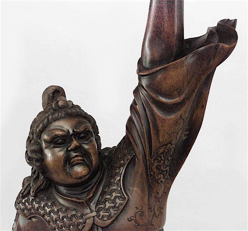 Sculpté à la main Paire de lampes de bureau japonaises en teck sculpté avec figure de samouraï en vente
