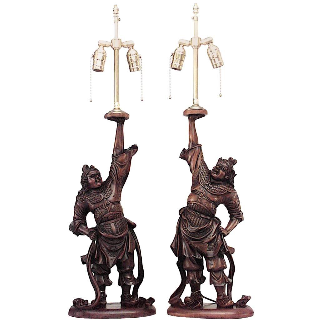 Paire de lampes de bureau japonaises en teck sculpté avec figure de samouraï