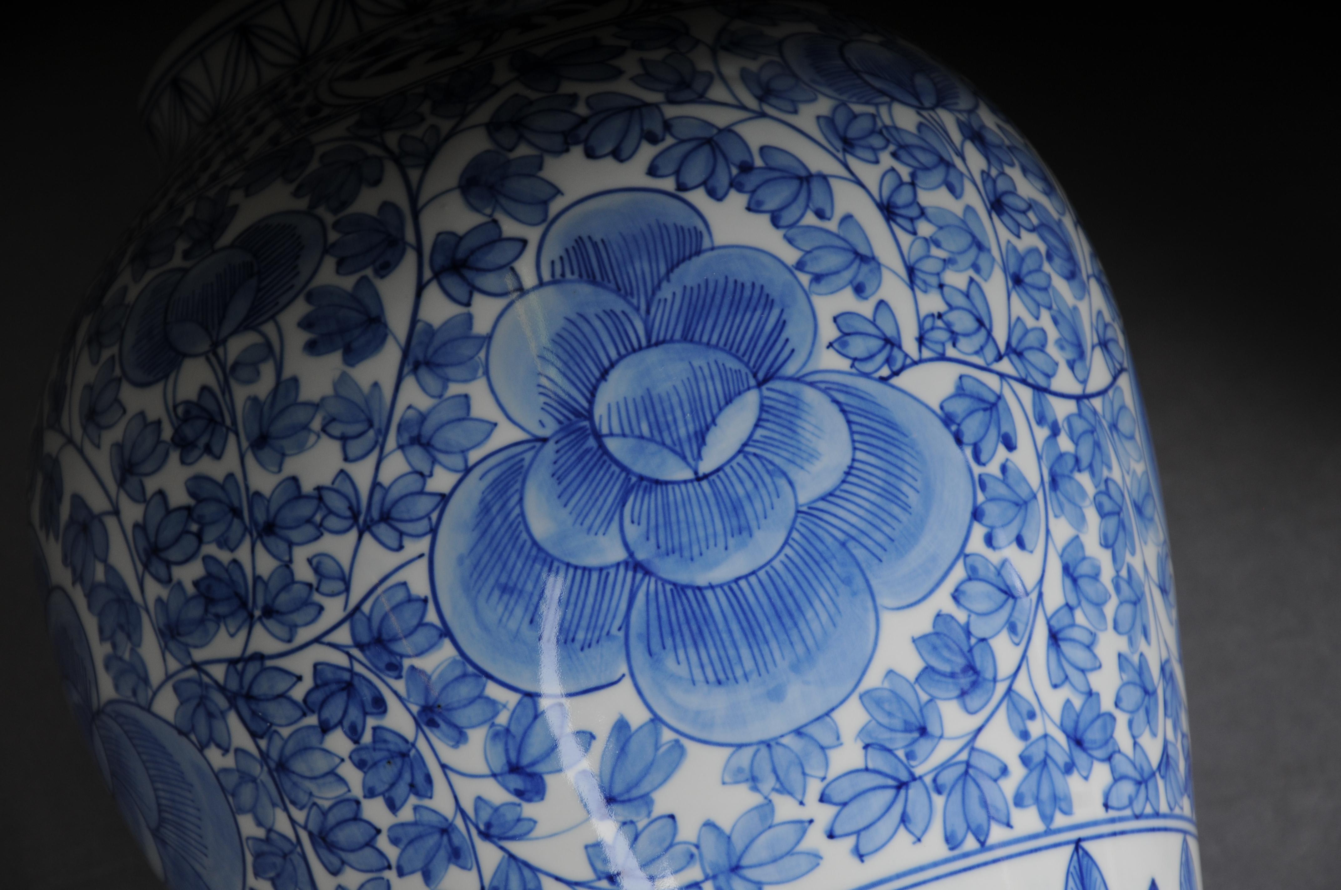 Asiatische Vasen mit Deckel, Porzellan, 20. Jahrhundert, Paar. im Angebot 7