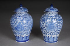 Asiatische Vasen mit Deckel, Porzellan, 20. Jahrhundert, Paar.