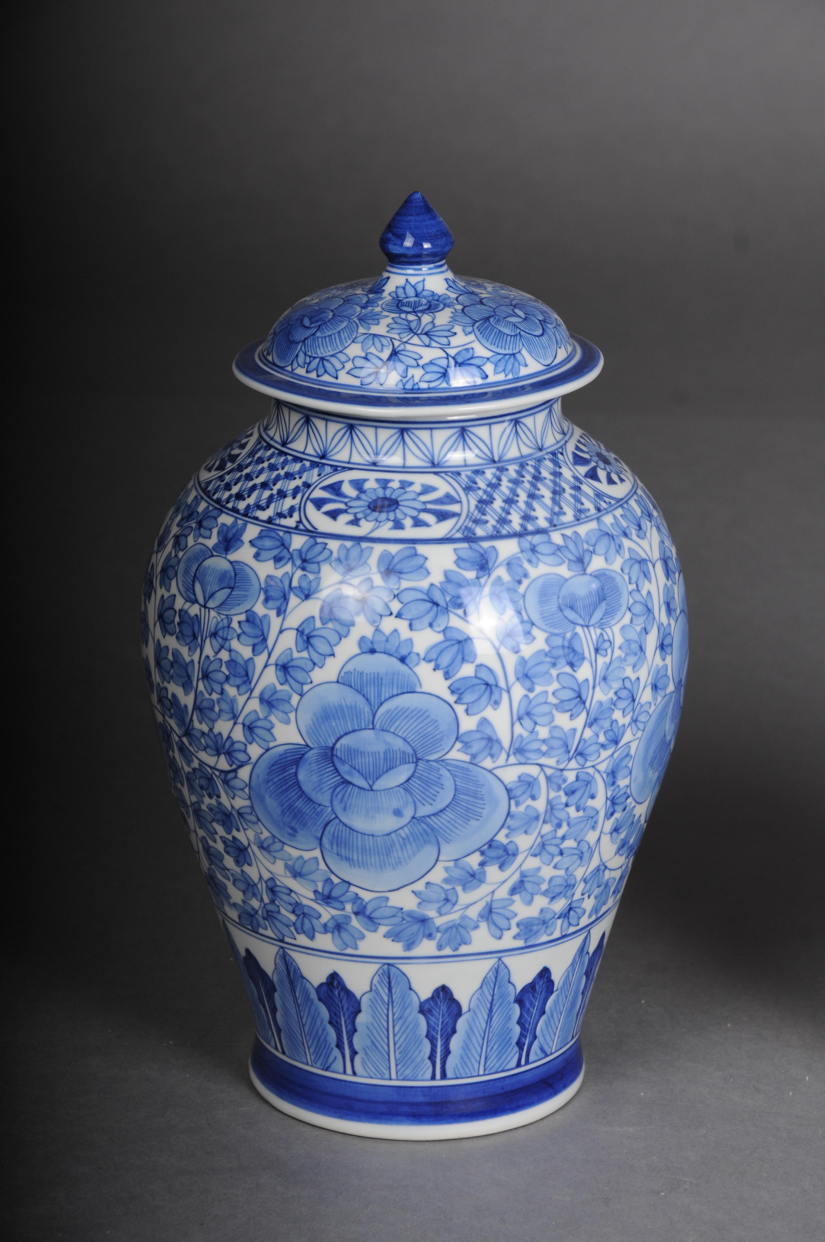 Asiatische Vasen mit Deckel, Porzellan, 20. Jahrhundert, Paar. im Zustand „Gut“ im Angebot in Berlin, DE
