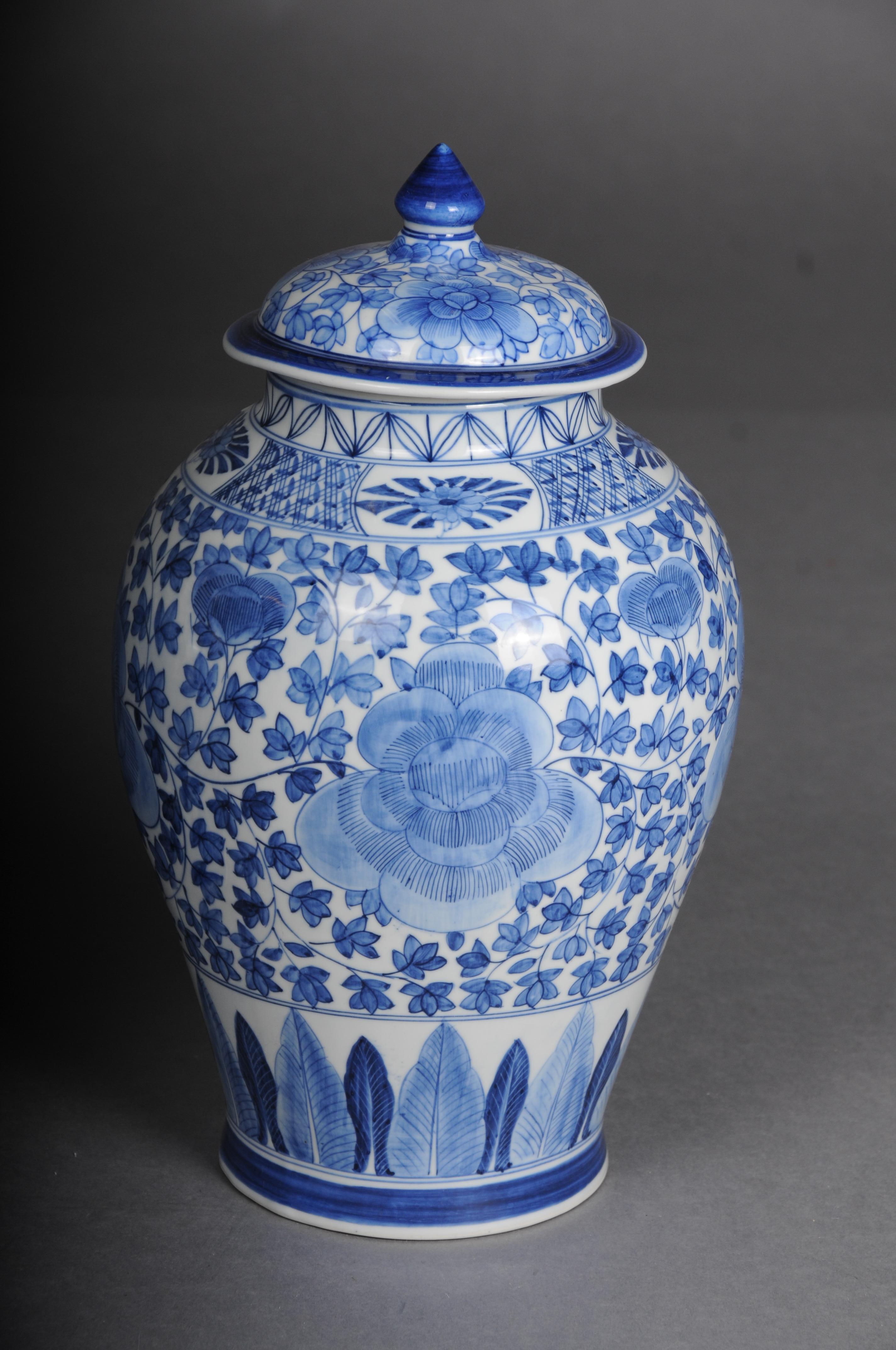 Asiatische Vasen mit Deckel, Porzellan, 20. Jahrhundert, Paar. im Angebot 1